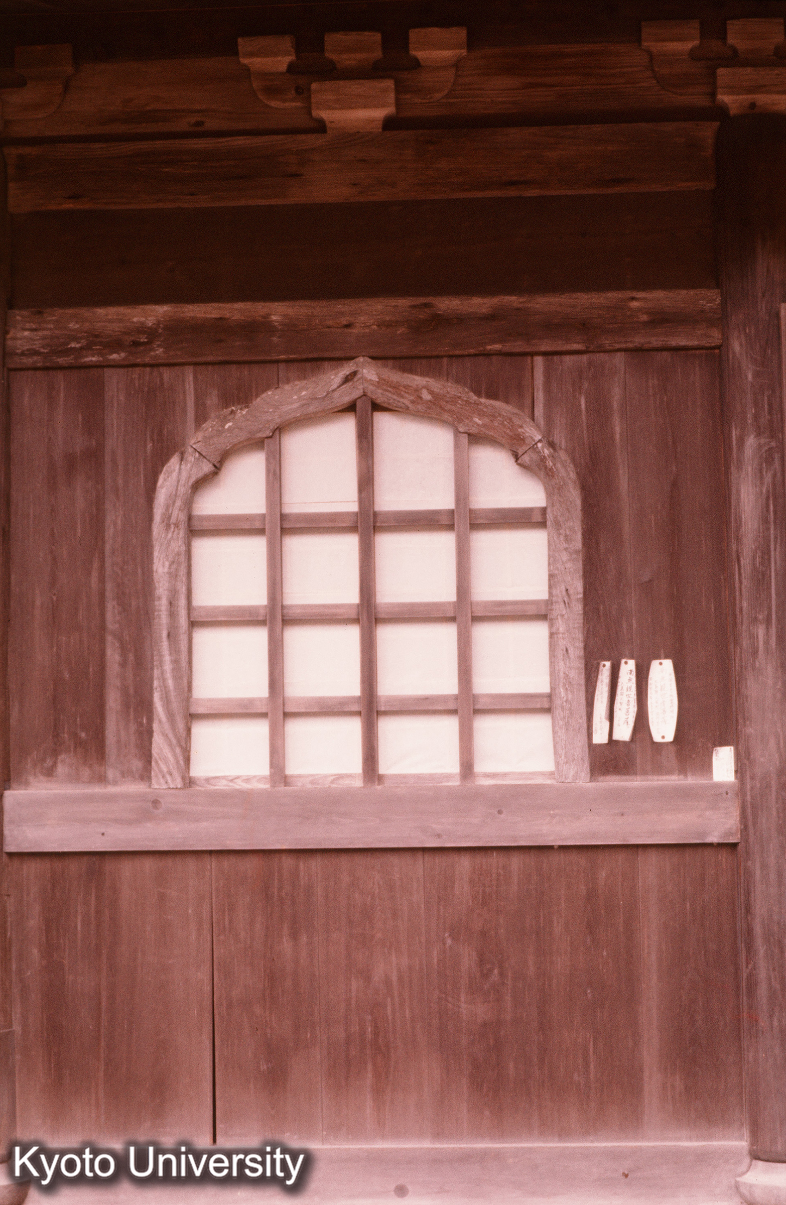 洞春寺観音堂 花頭窓 (1)