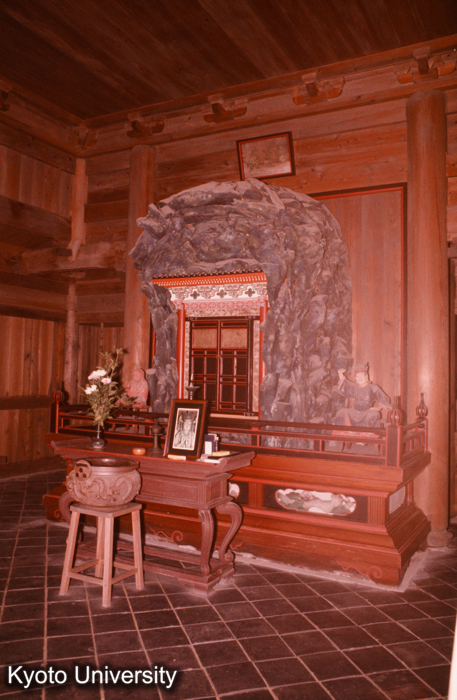 洞春寺観音堂 内部全景 (1)