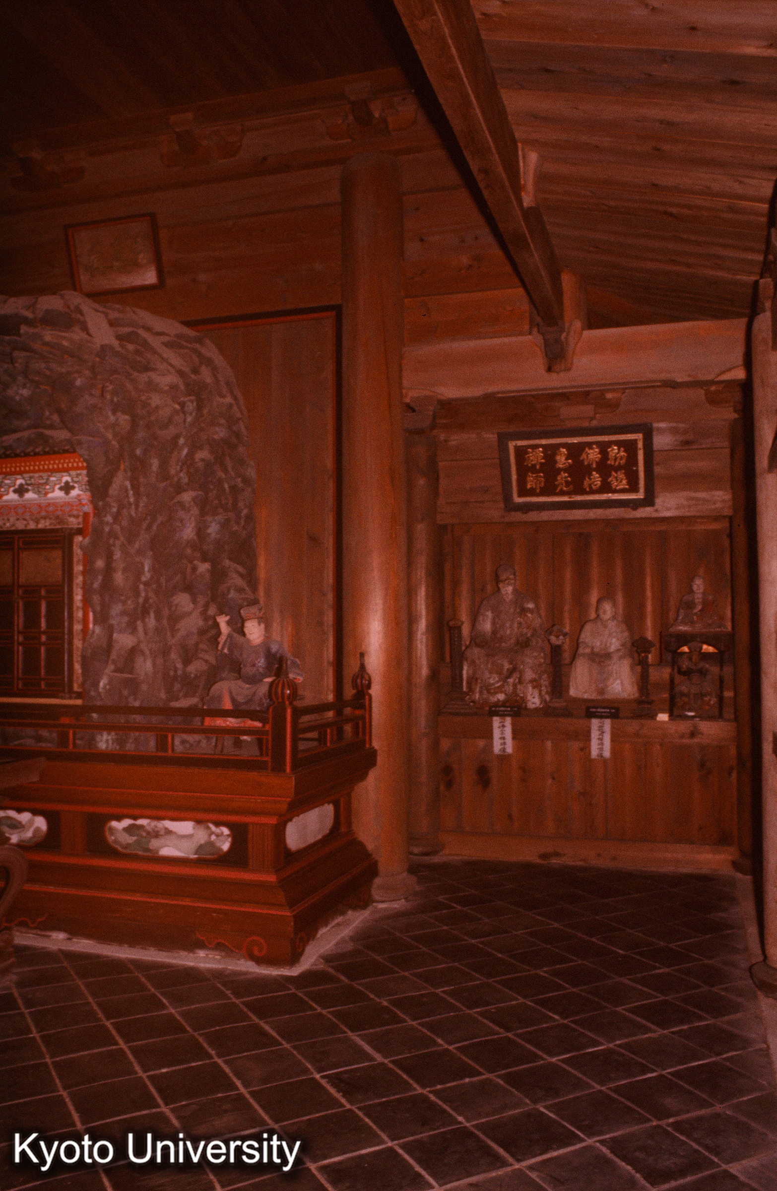 洞春寺観音堂 内部 脇の間 (1)