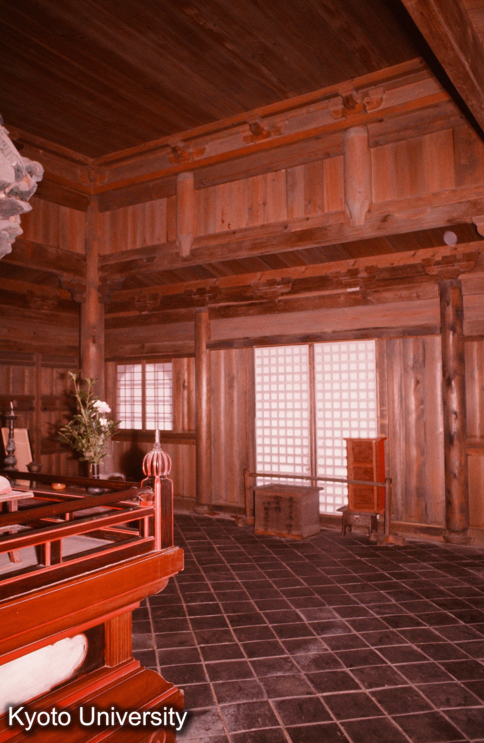 洞春寺観音堂 内部 背面より前方 (1)