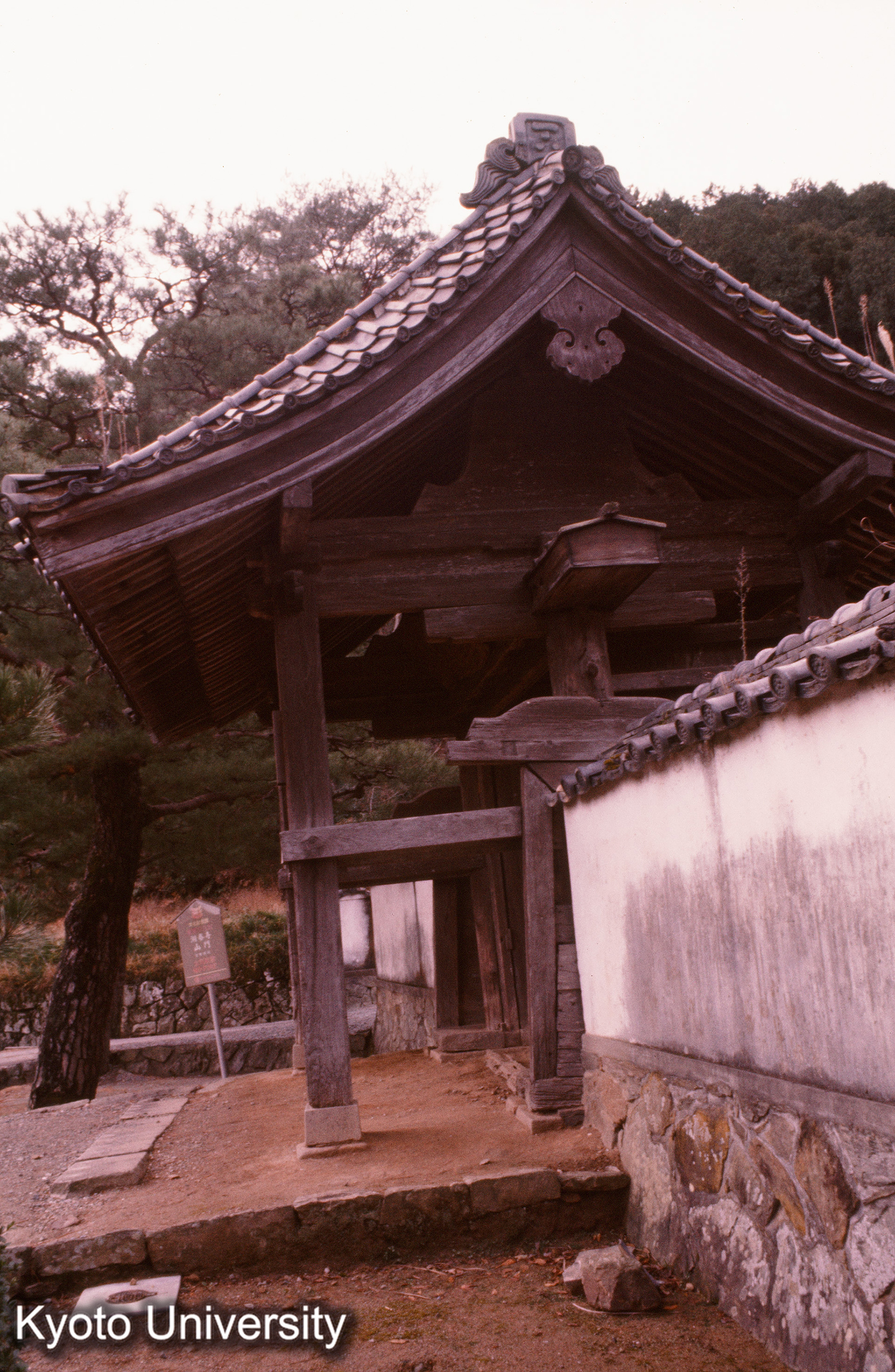 洞春寺山門 側面 (1)
