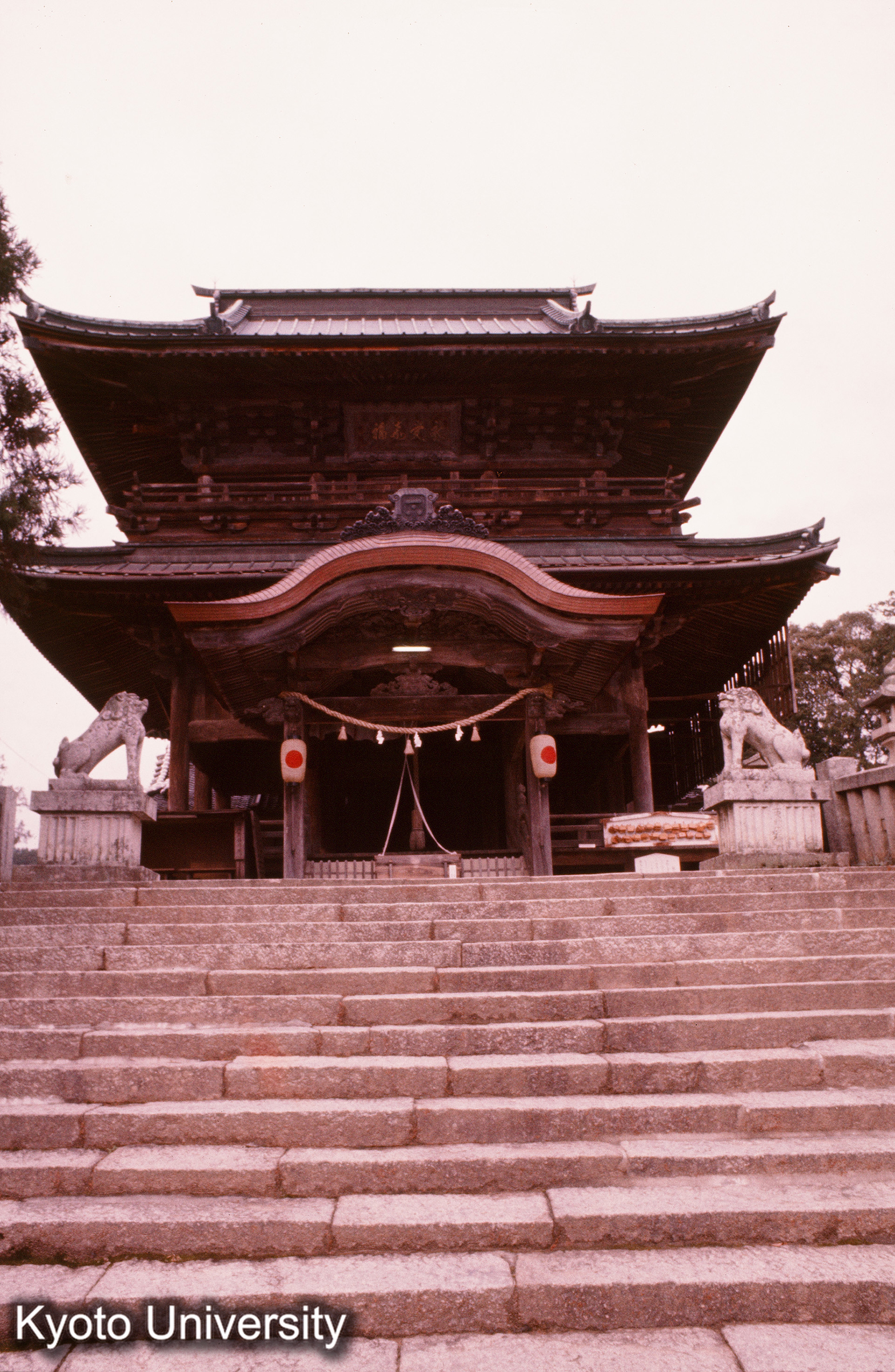 花岡八幡宮 楼門（中殿） (1)