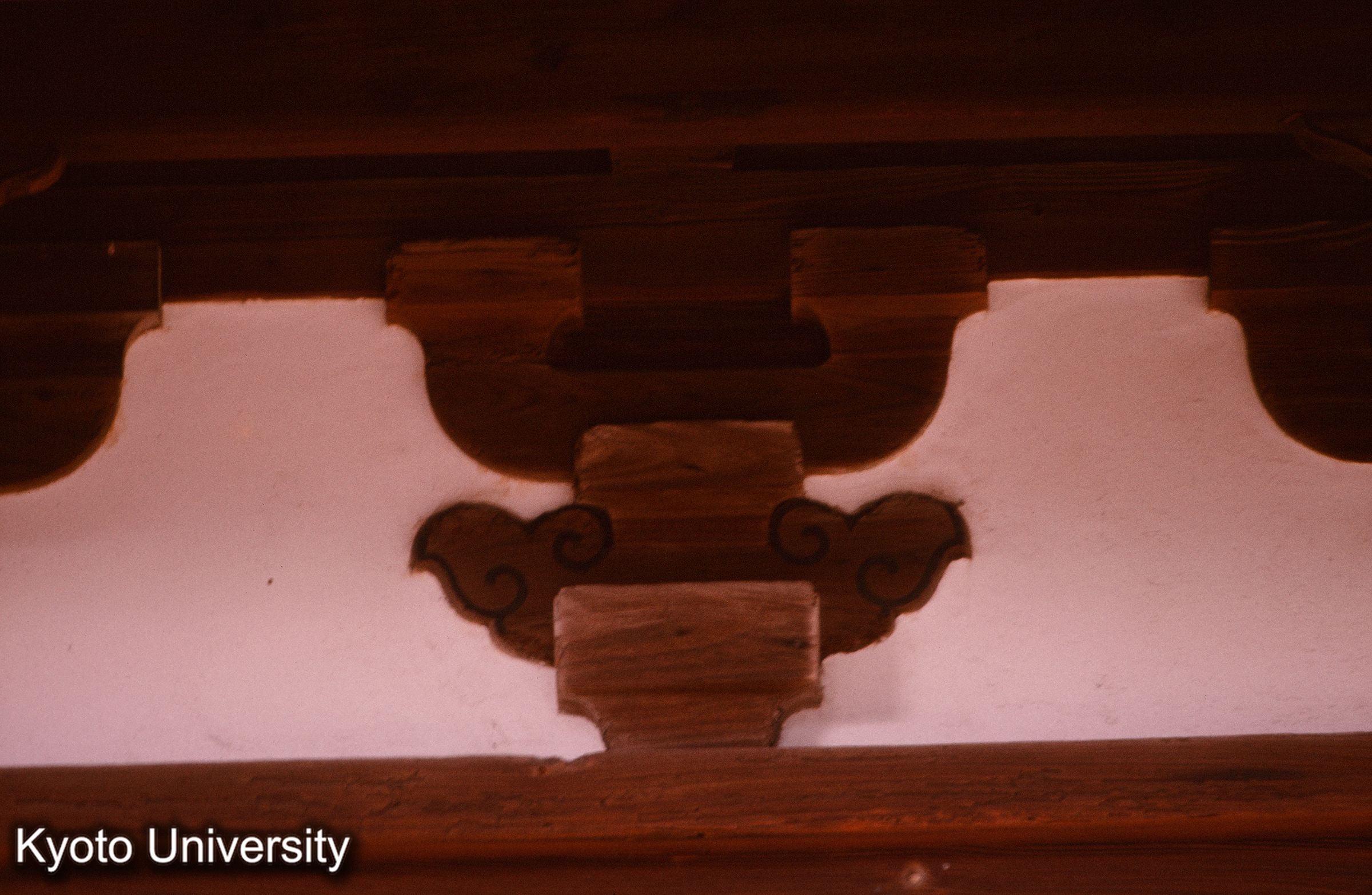 常徳寺円通殿 中備双斗花肘木 (1)