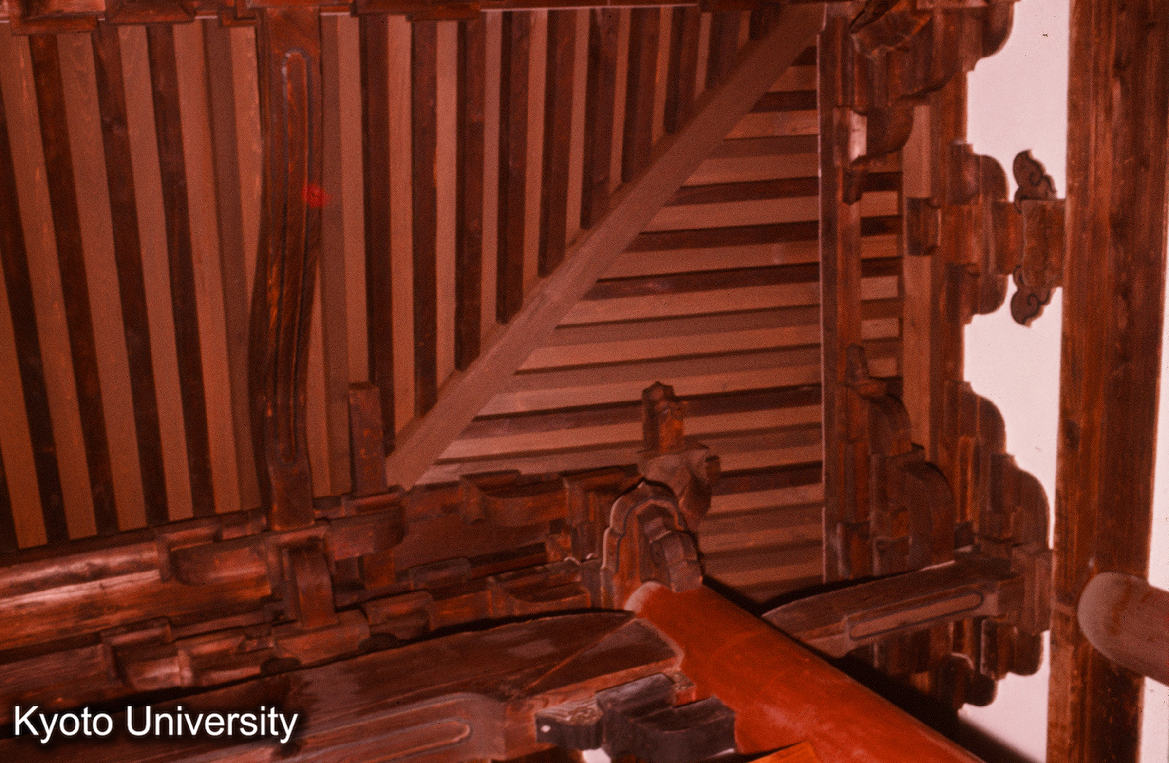 常徳寺円通殿 来迎柱隅見上げ (1)