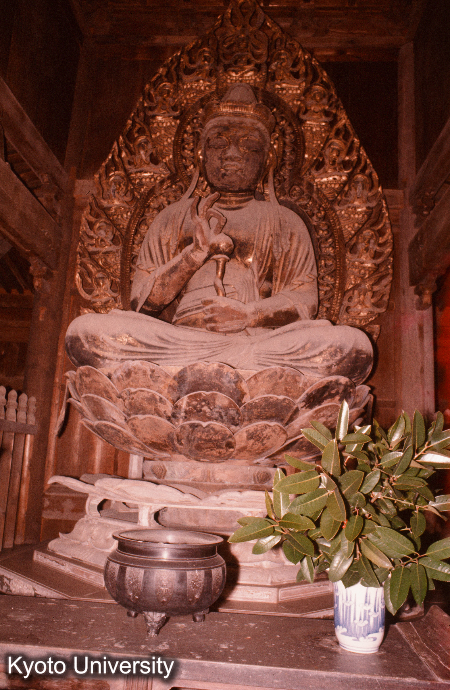 丈六寺観音堂 本尊正面 (1)