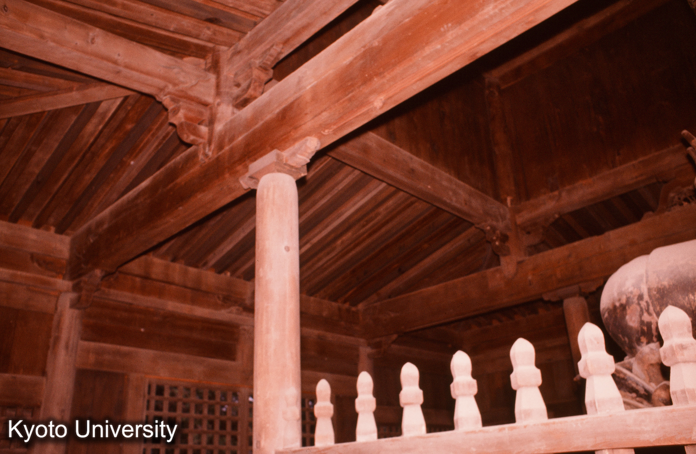 丈六寺観音堂 内部背面より前方をみる (1)