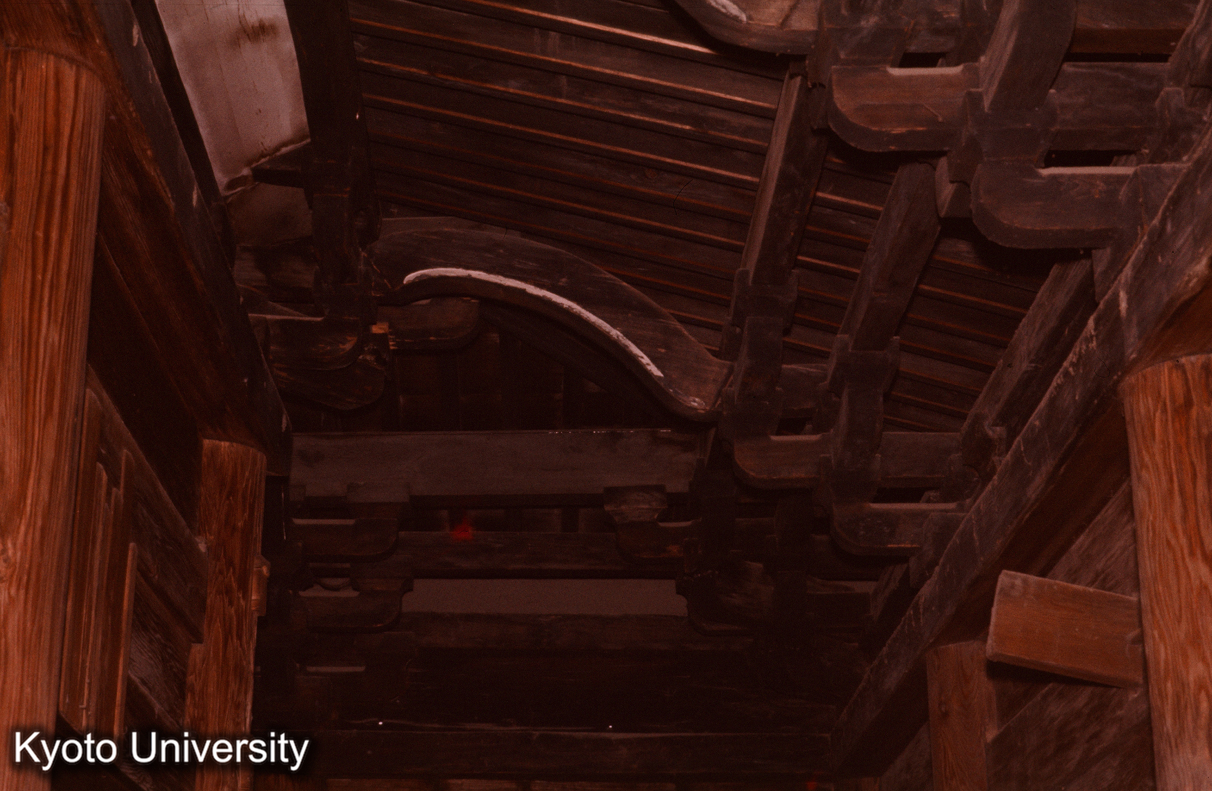 青蓮寺阿弥陀堂 入側 海老虹梁状繁肘木 (1)