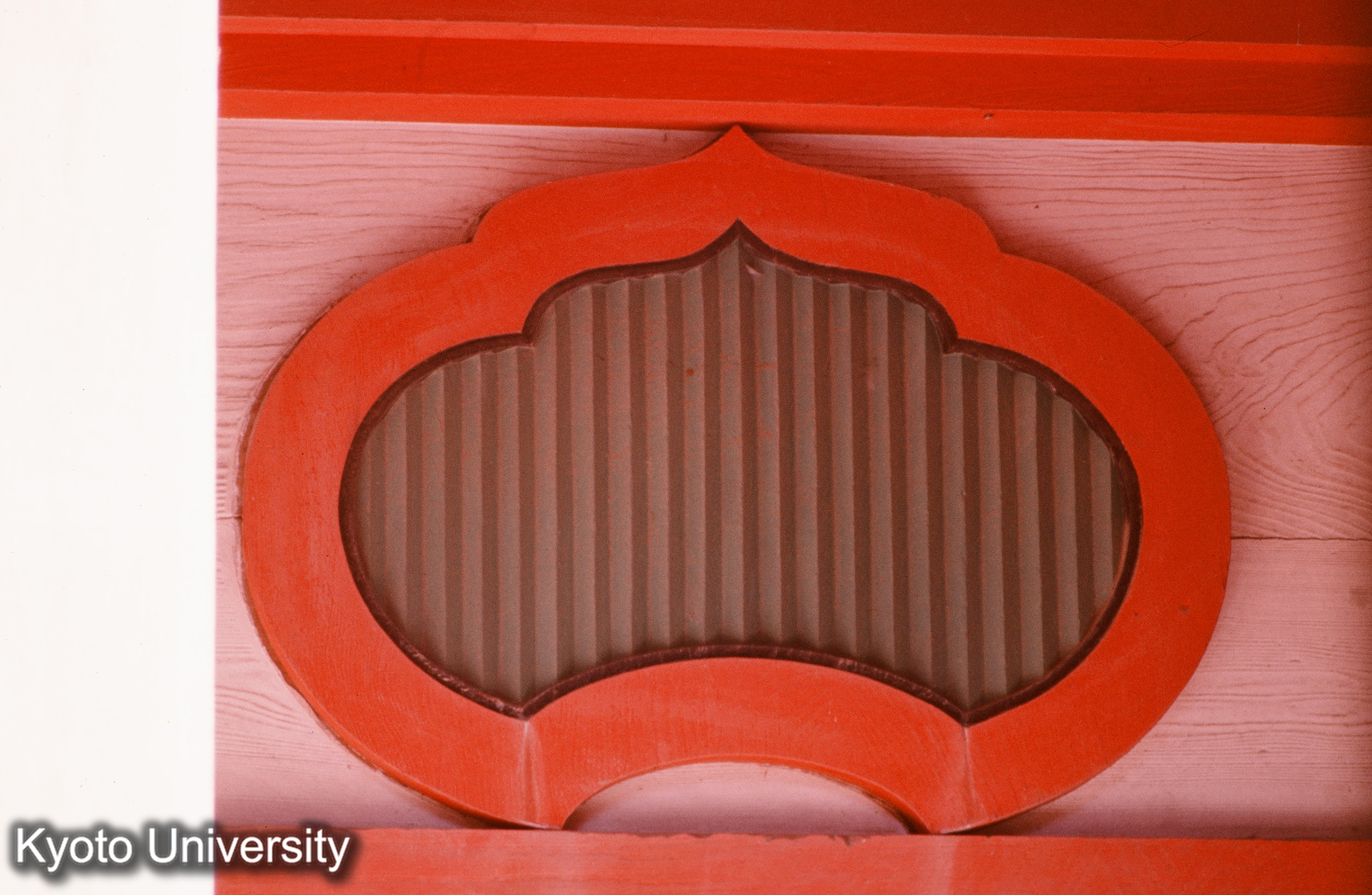 大口八幡神社本殿 身舎 花頭窓 (1)