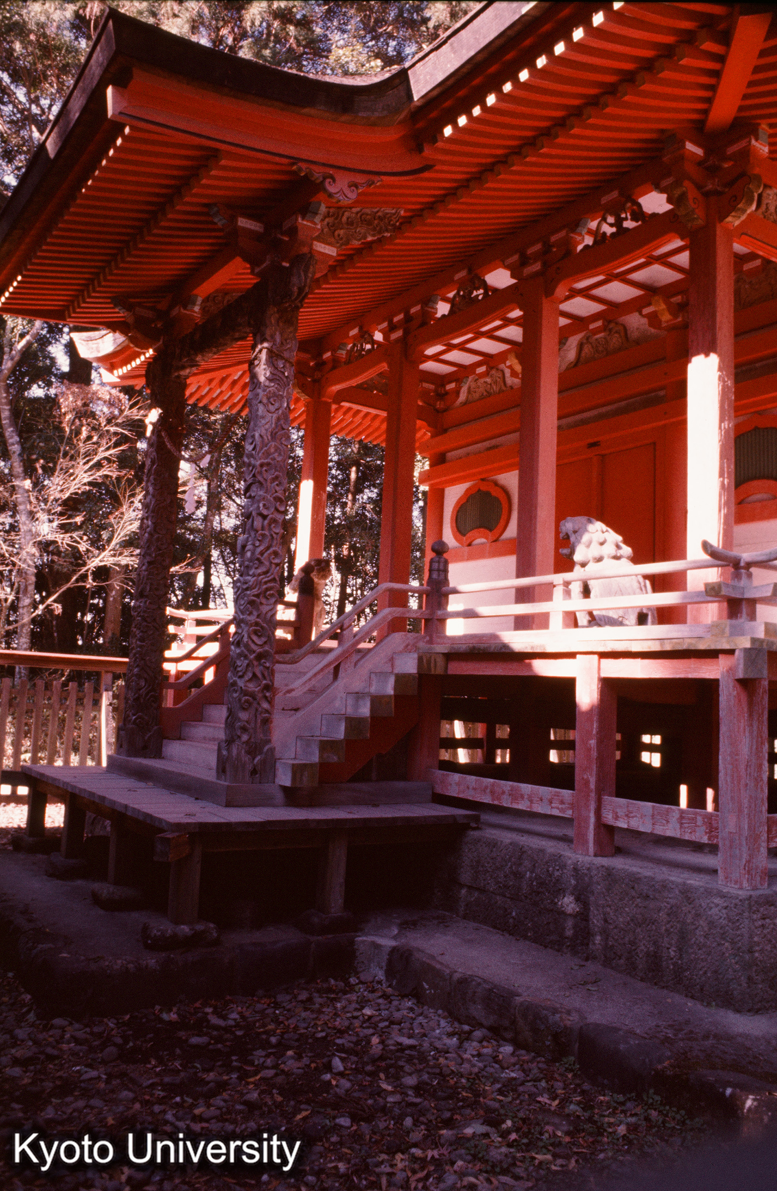 八幡神社本殿 向拝まわり (1)