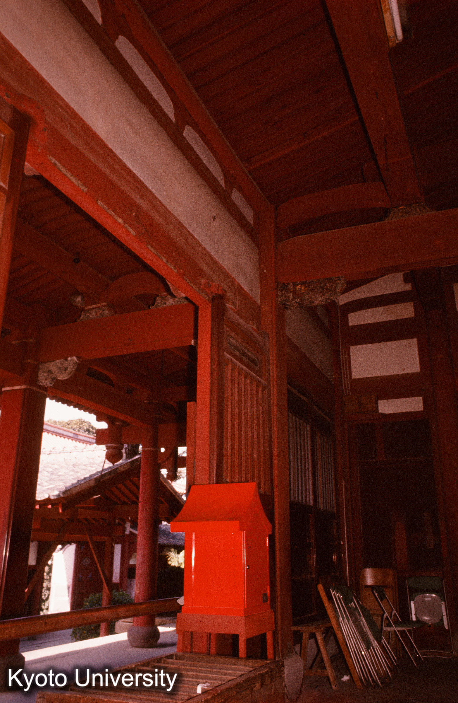 崇福寺大雄宝殿 内部 前（西）寄り (1)