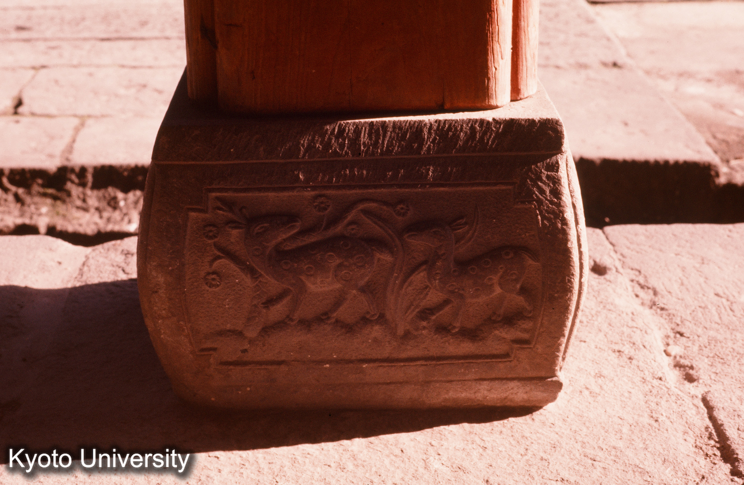 崇福寺護法堂 前面老廊柱 礎盤 (1)