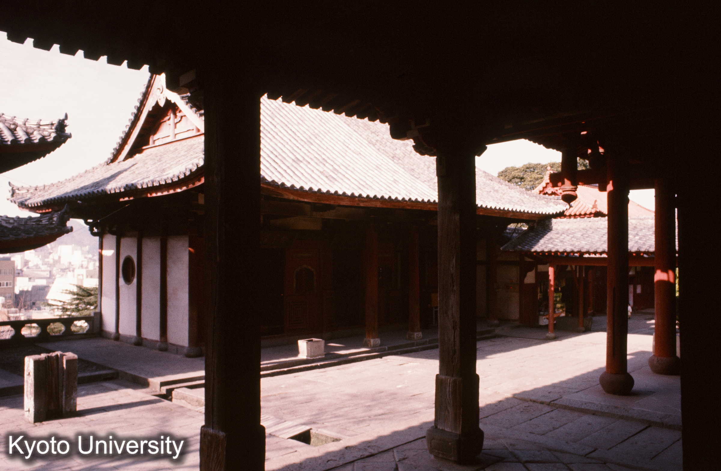崇福寺護法堂 正面 大雄宝殿前面走廊よりのぞむ (1)