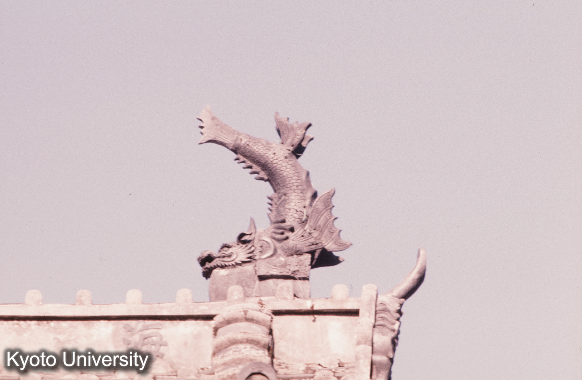 崇福寺山門 マカラ魚 (1)