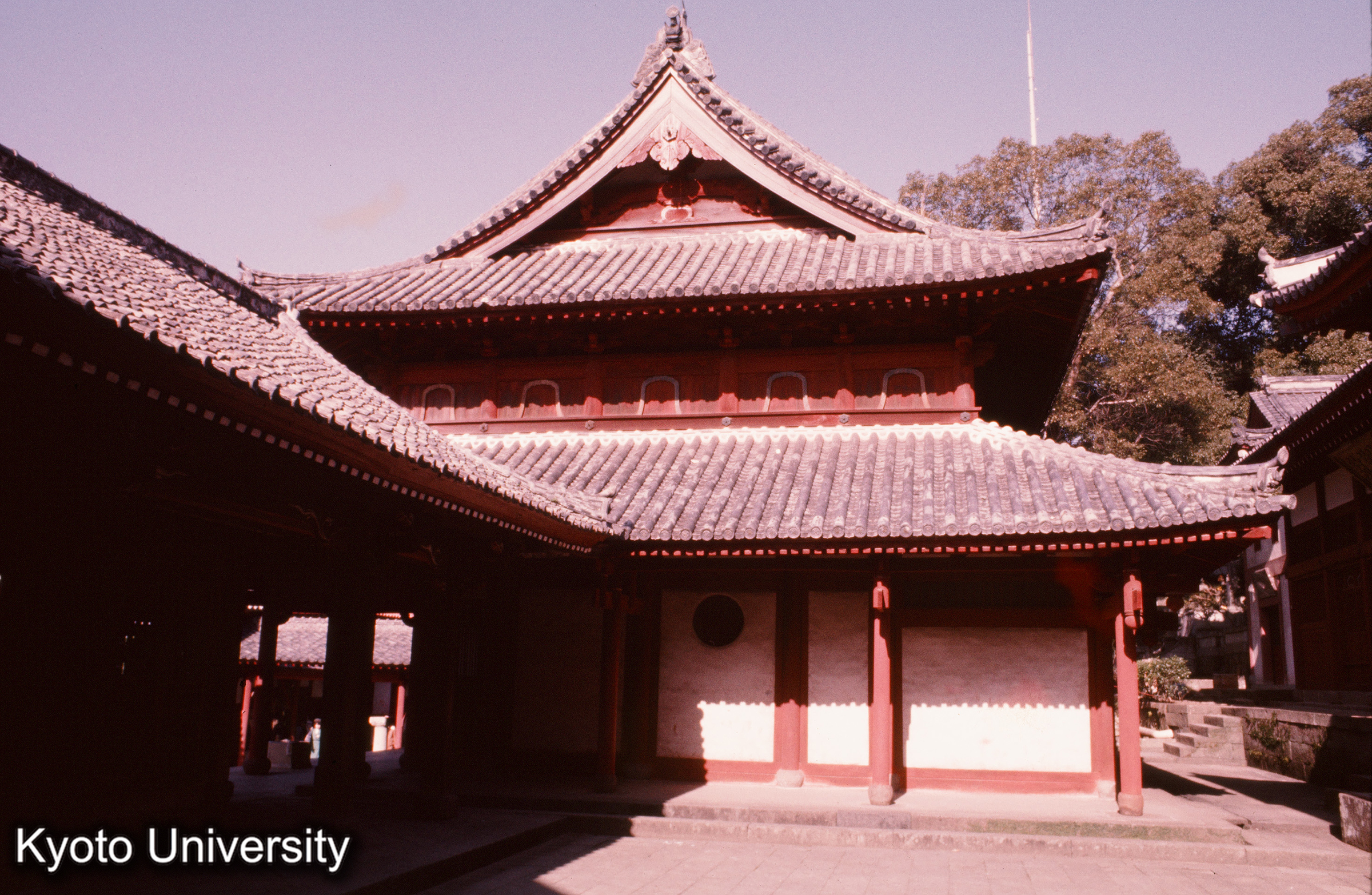 崇福寺大雄宝殿 南側面 媽姐堂前庭 (1)