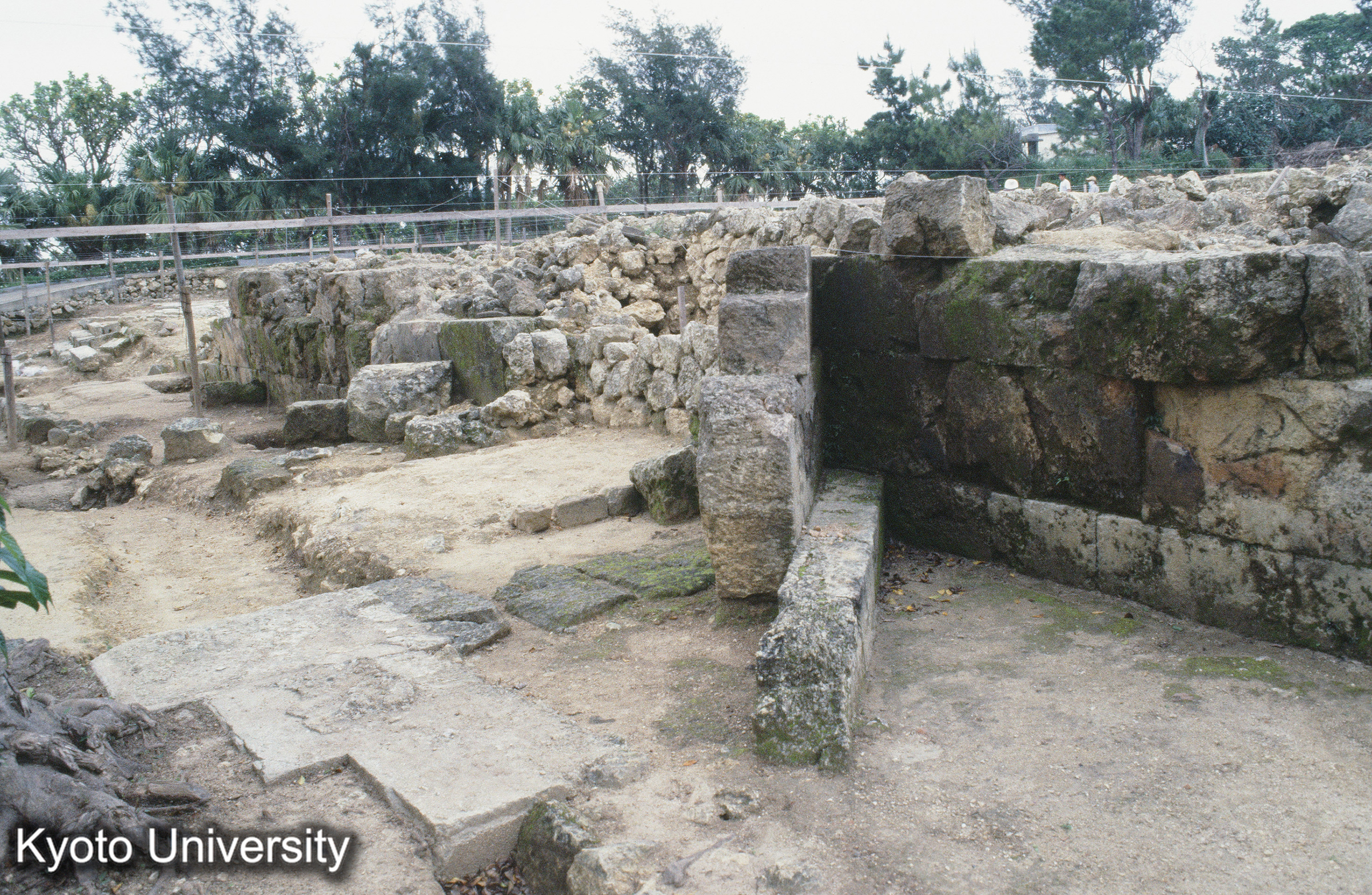 11_首里城正殿 基壇前面 八字型石階（Ⅳ期） (1)