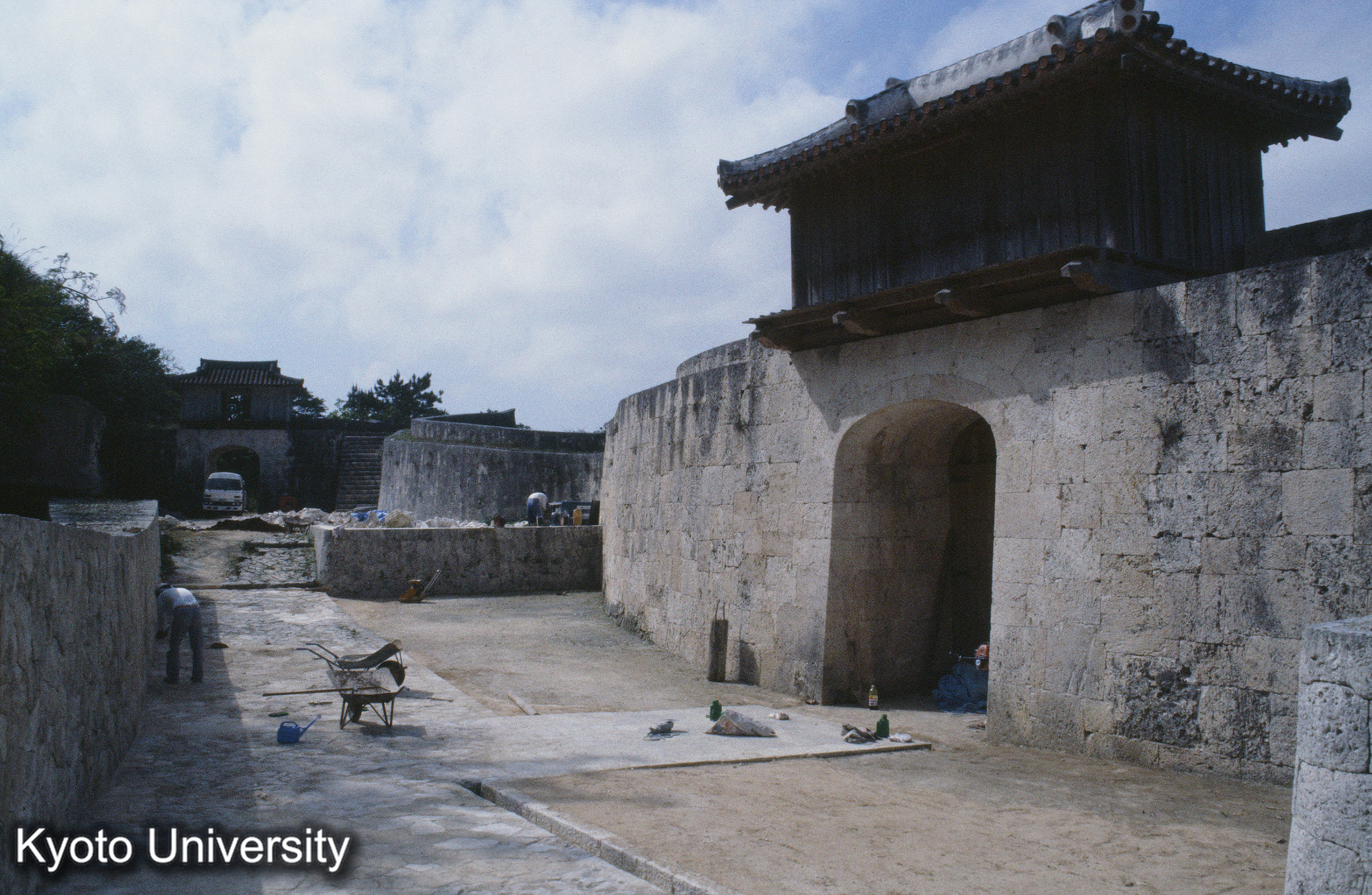 28_首里城久慶門（手前・正中） 歓会門（対面に右腋） (1)