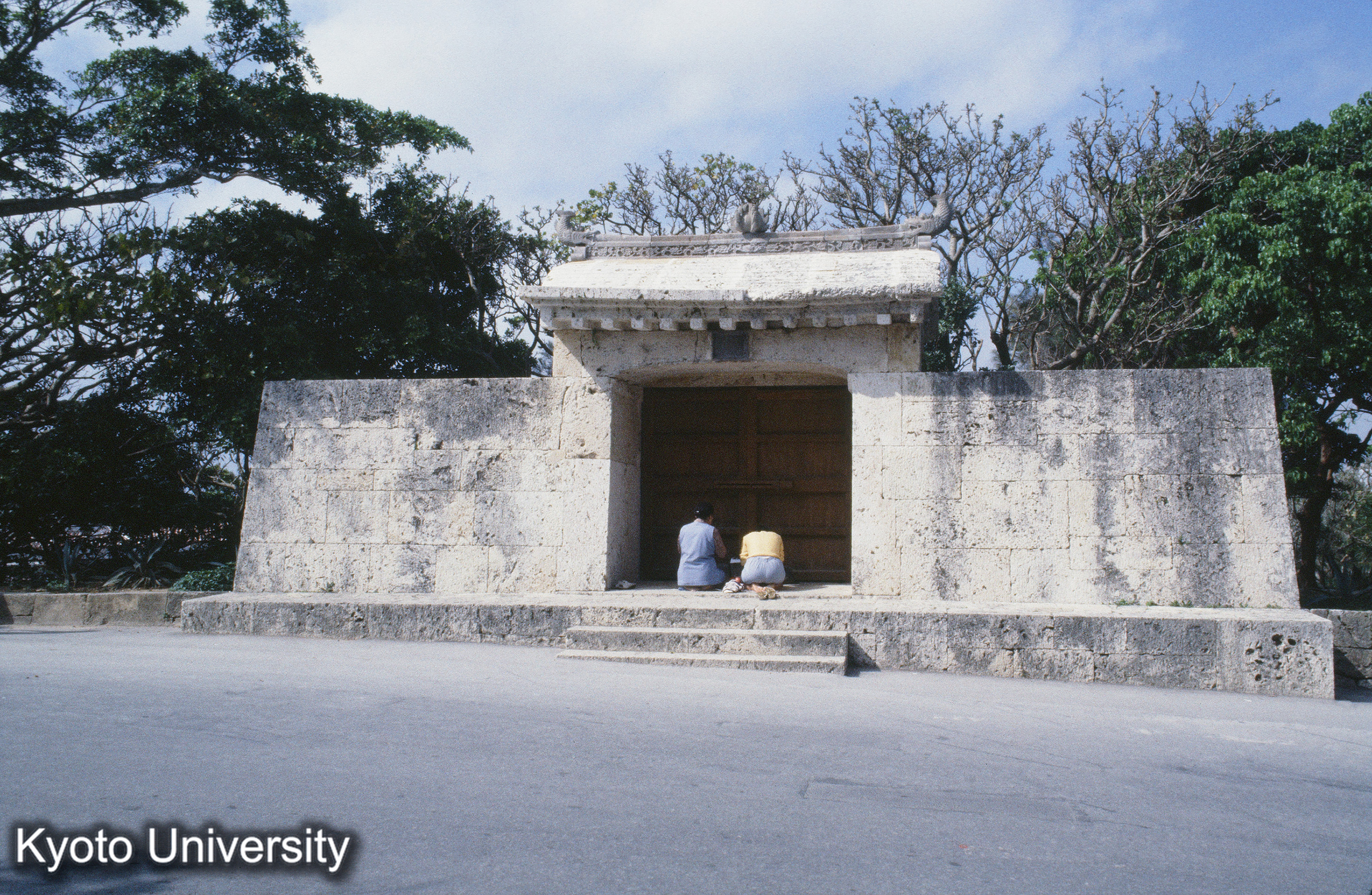 29_園比屋武御岳石門 (1)