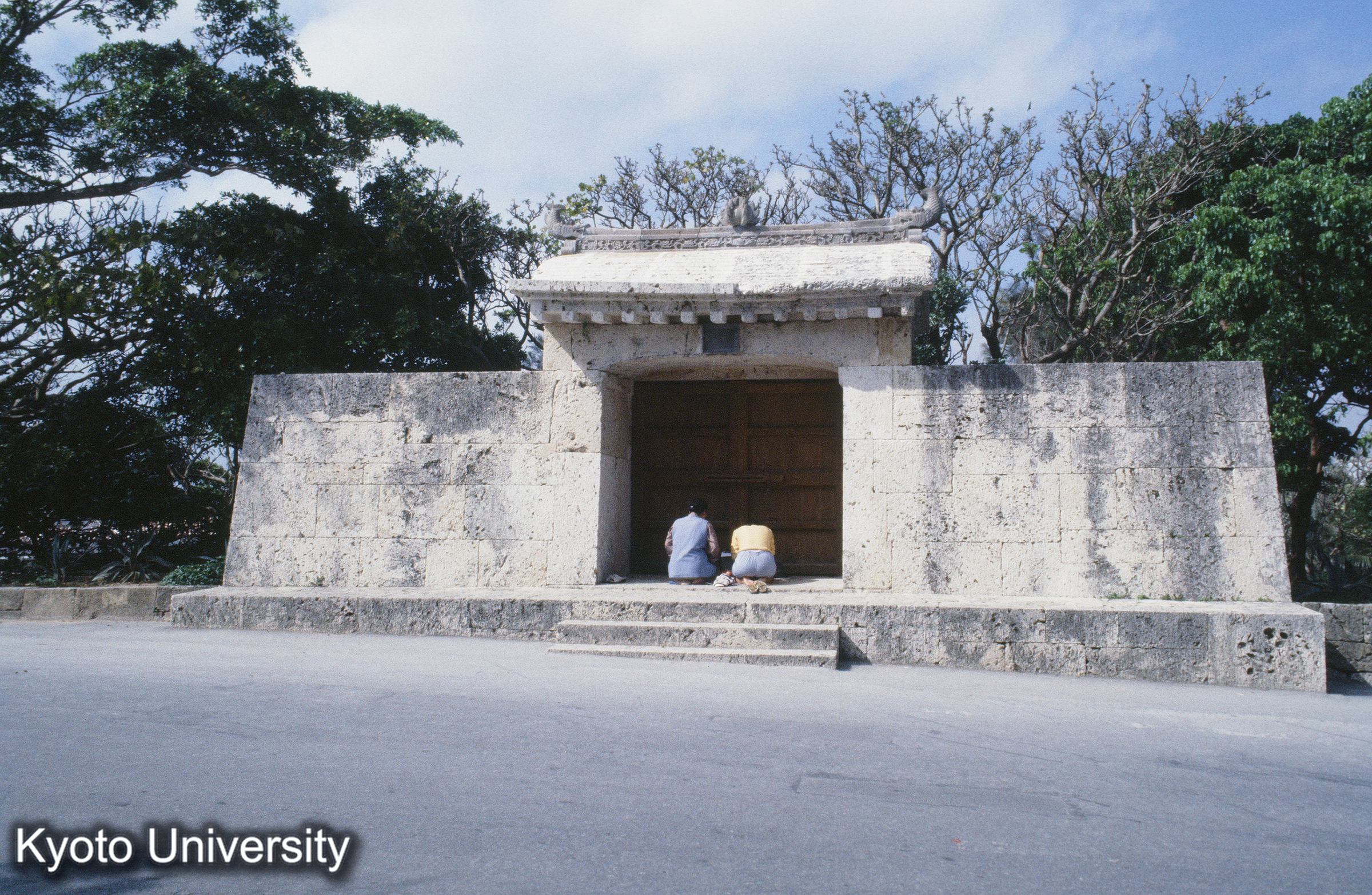 30_園比屋武御岳石門 (1)