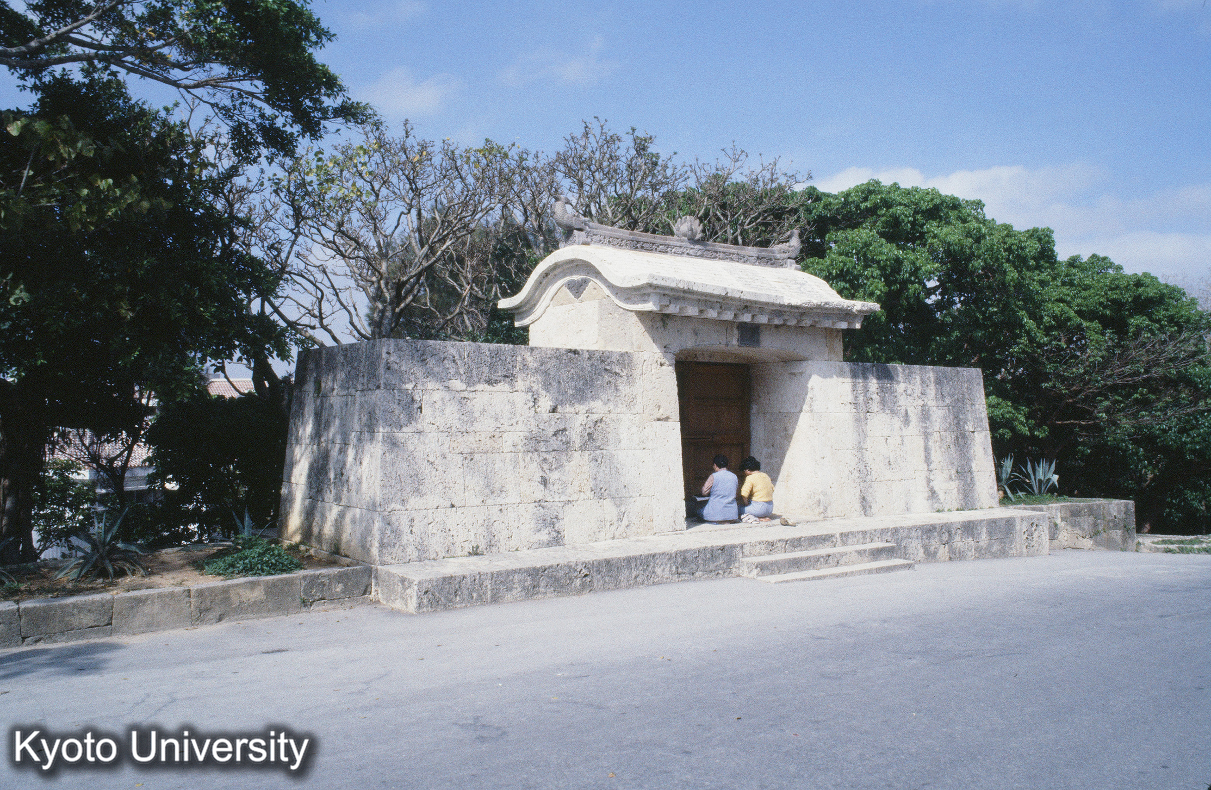 31_園比屋武御岳石門 (1)