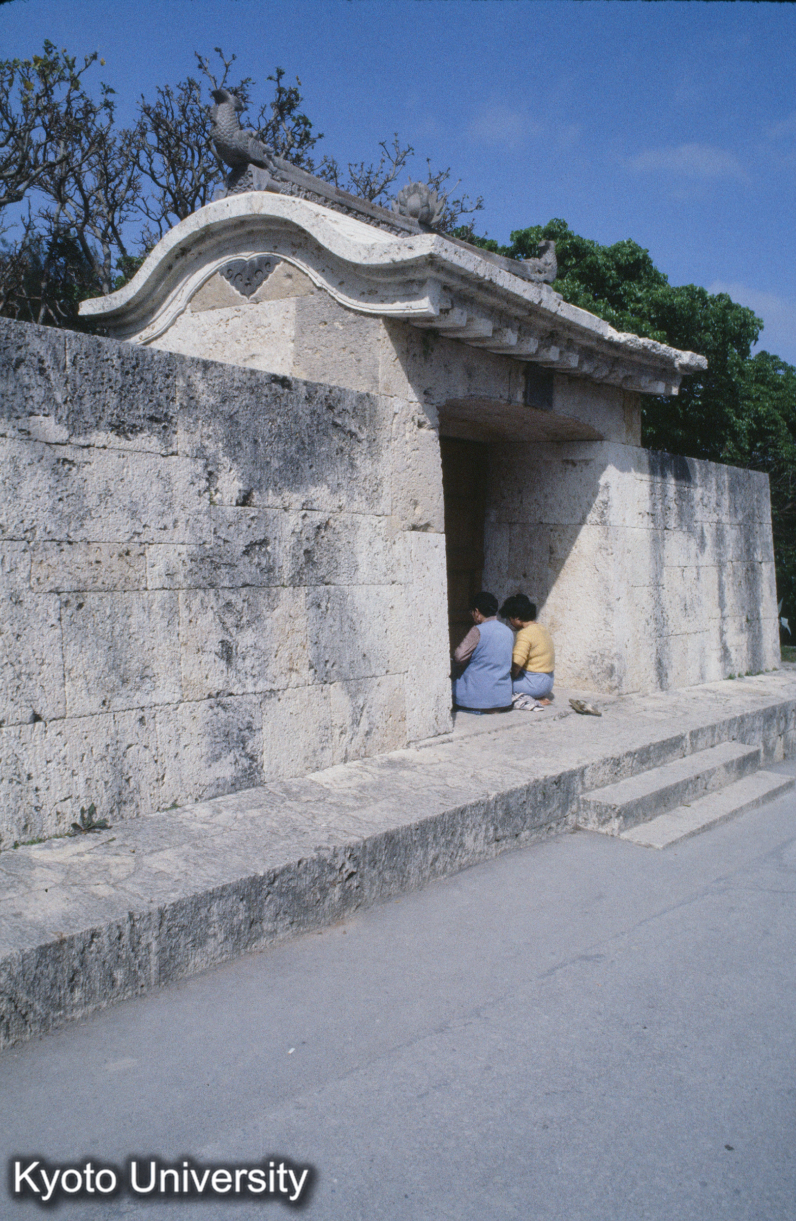 32_園比屋武御岳石門 (1)