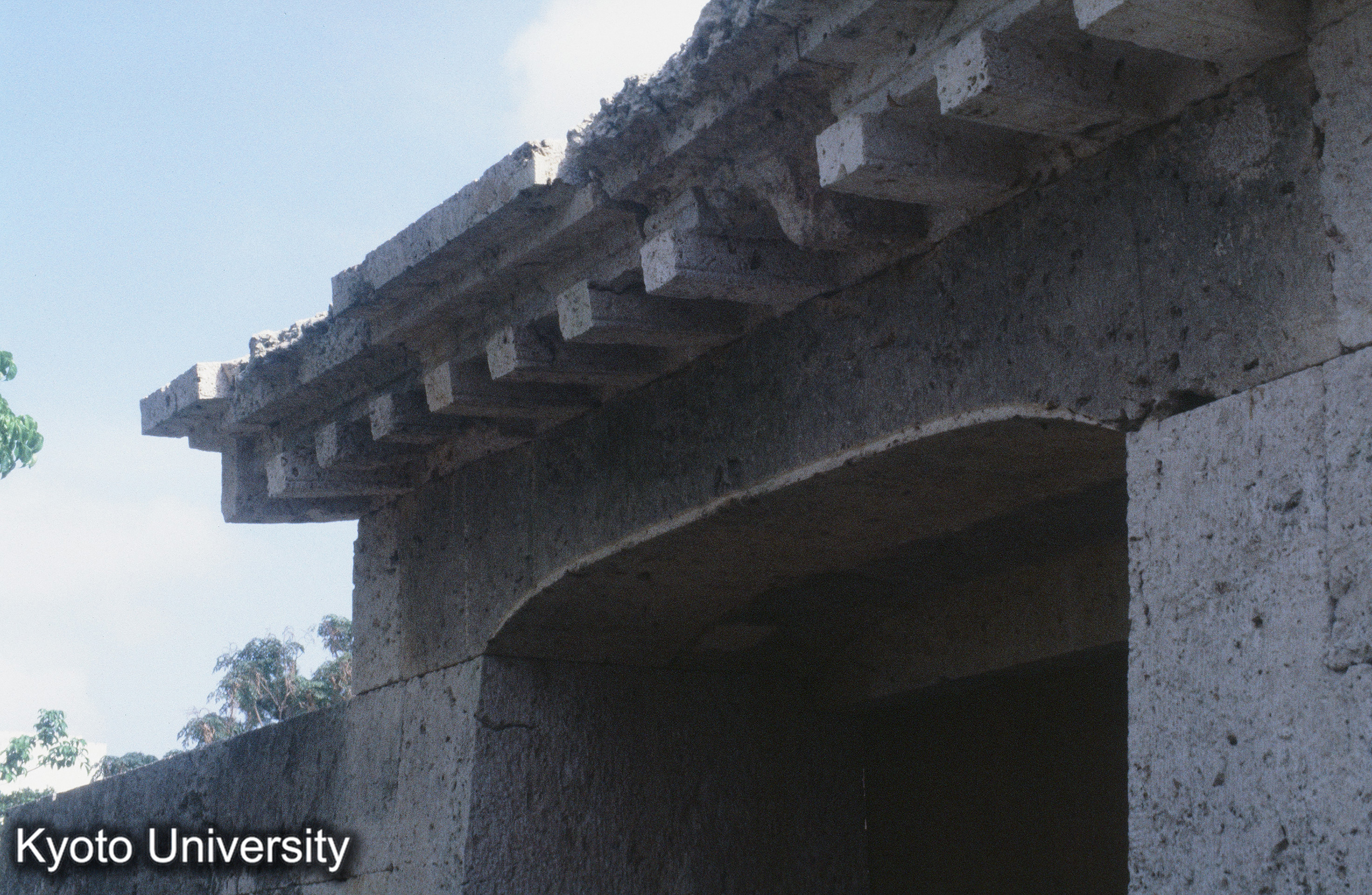 33_園比屋武御岳石門 (1)