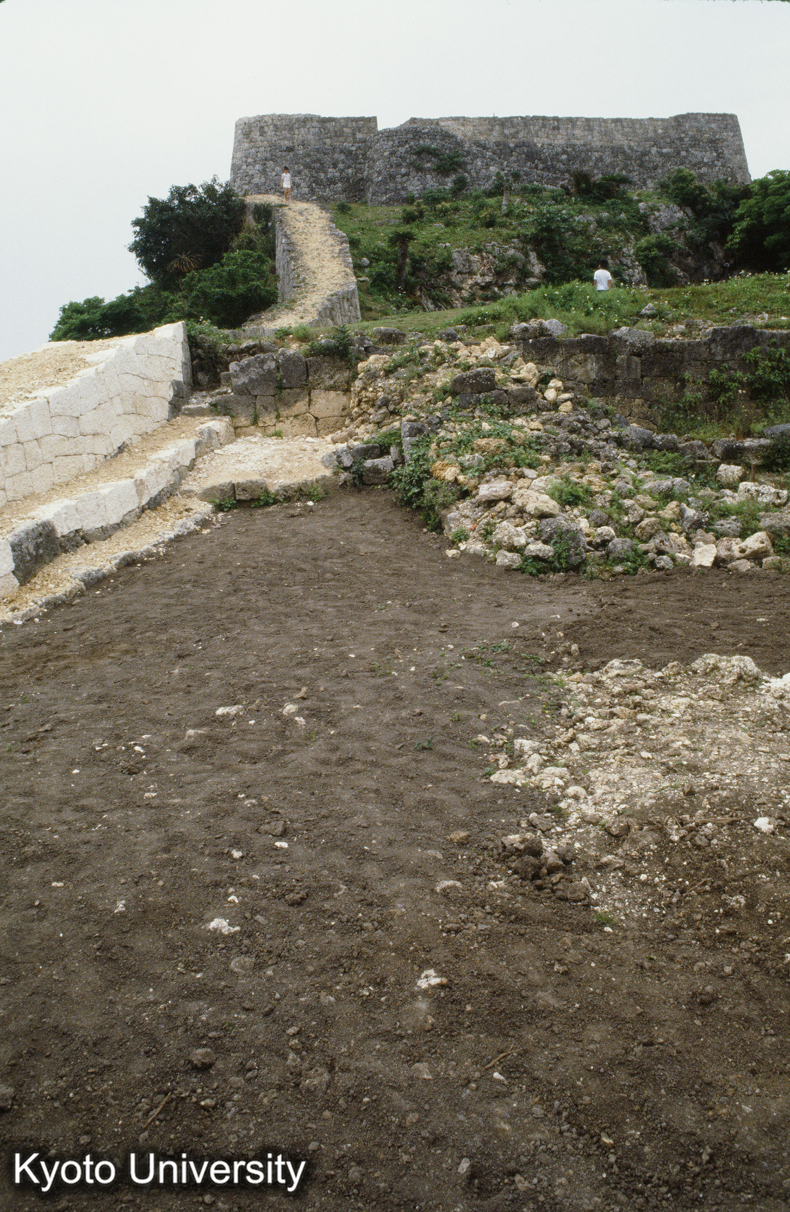 55_勝連城 本丸石墻前面 (1)