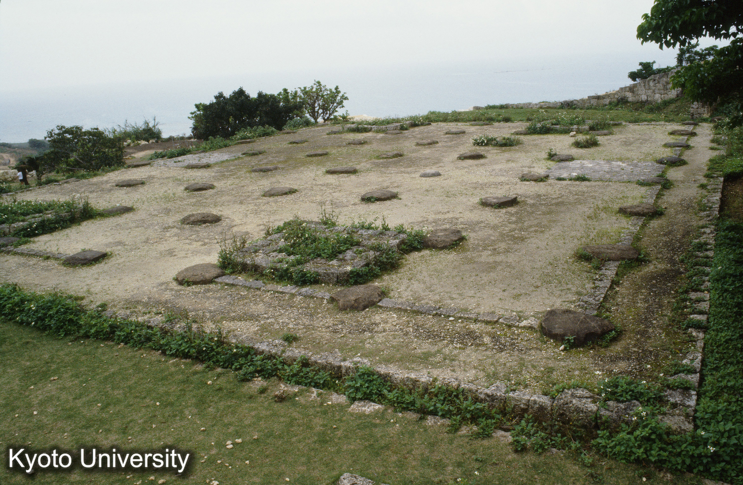 57_勝連城 二の丸柱礎（四隅に石積み囲いのプール？） (1)