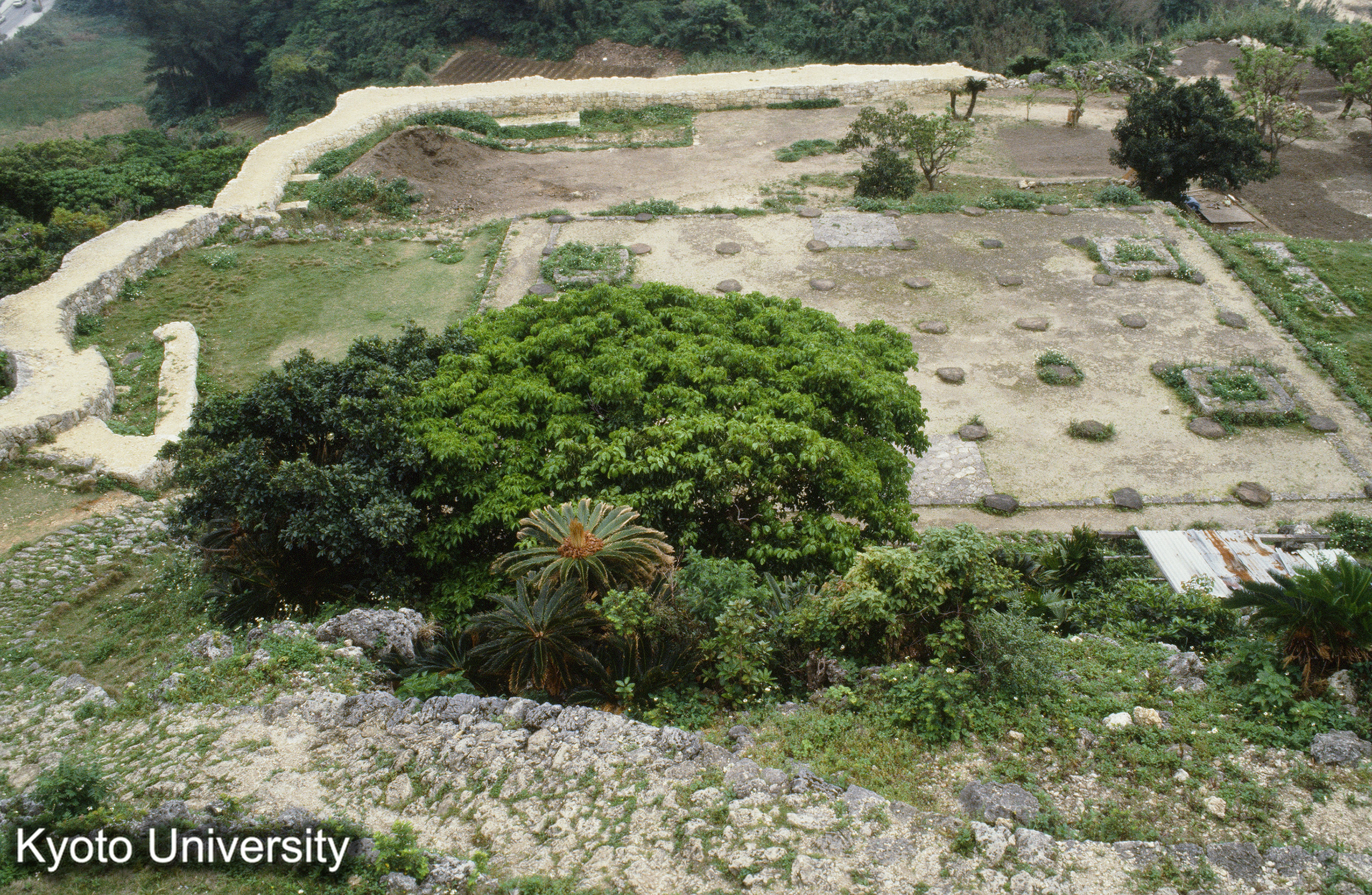 59_勝連城 二の丸石墻 俯観 (1)
