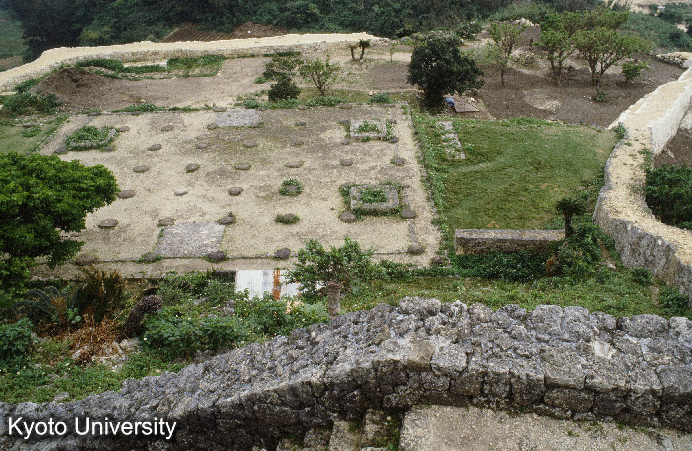 60_勝連城 二の丸（四隅に石積み囲いのプール？） (1)