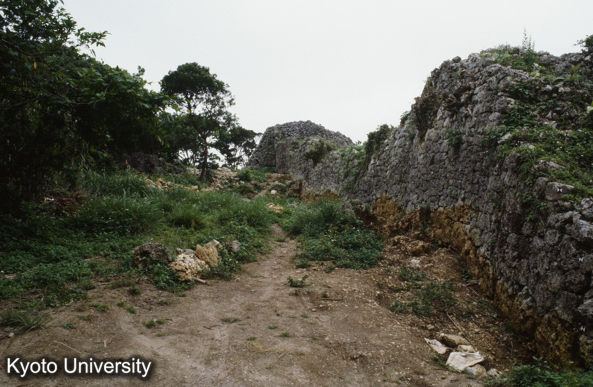 70_糸数城 城門 石墻 (1)