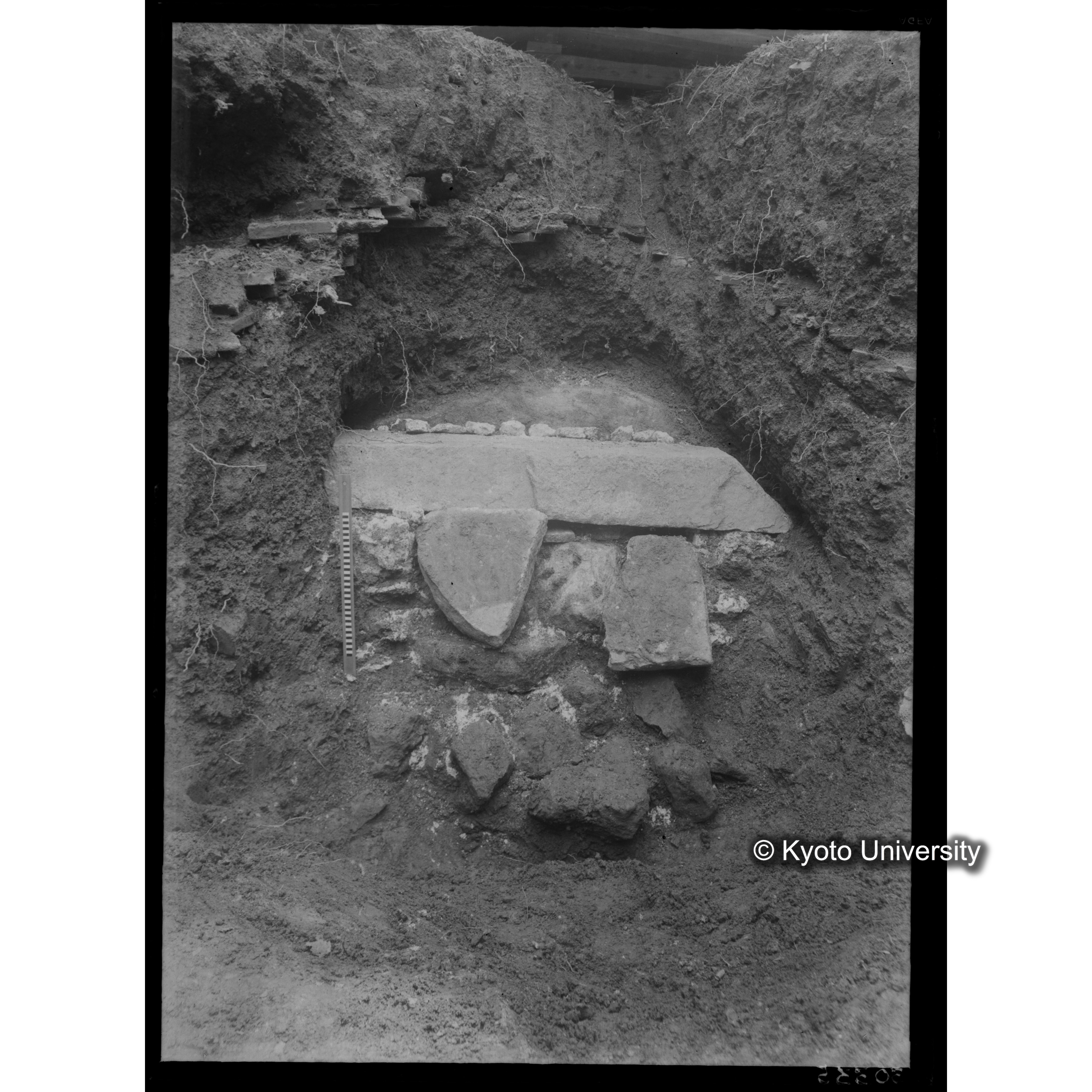[写真内容] 発見当初の石室北側外部状態 (1)