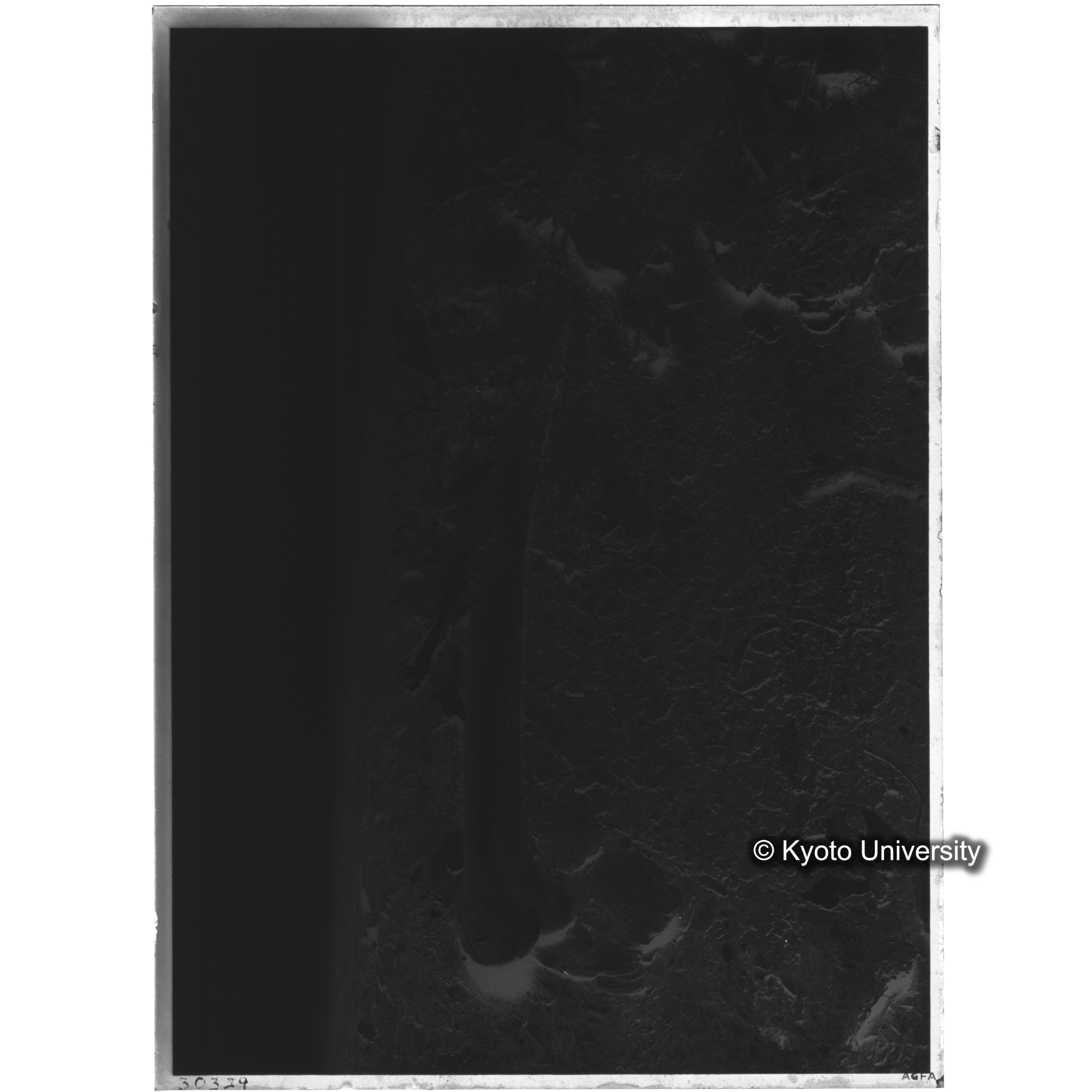 [写真内容] 棺内の状態　脚部より頭部をみる (2)