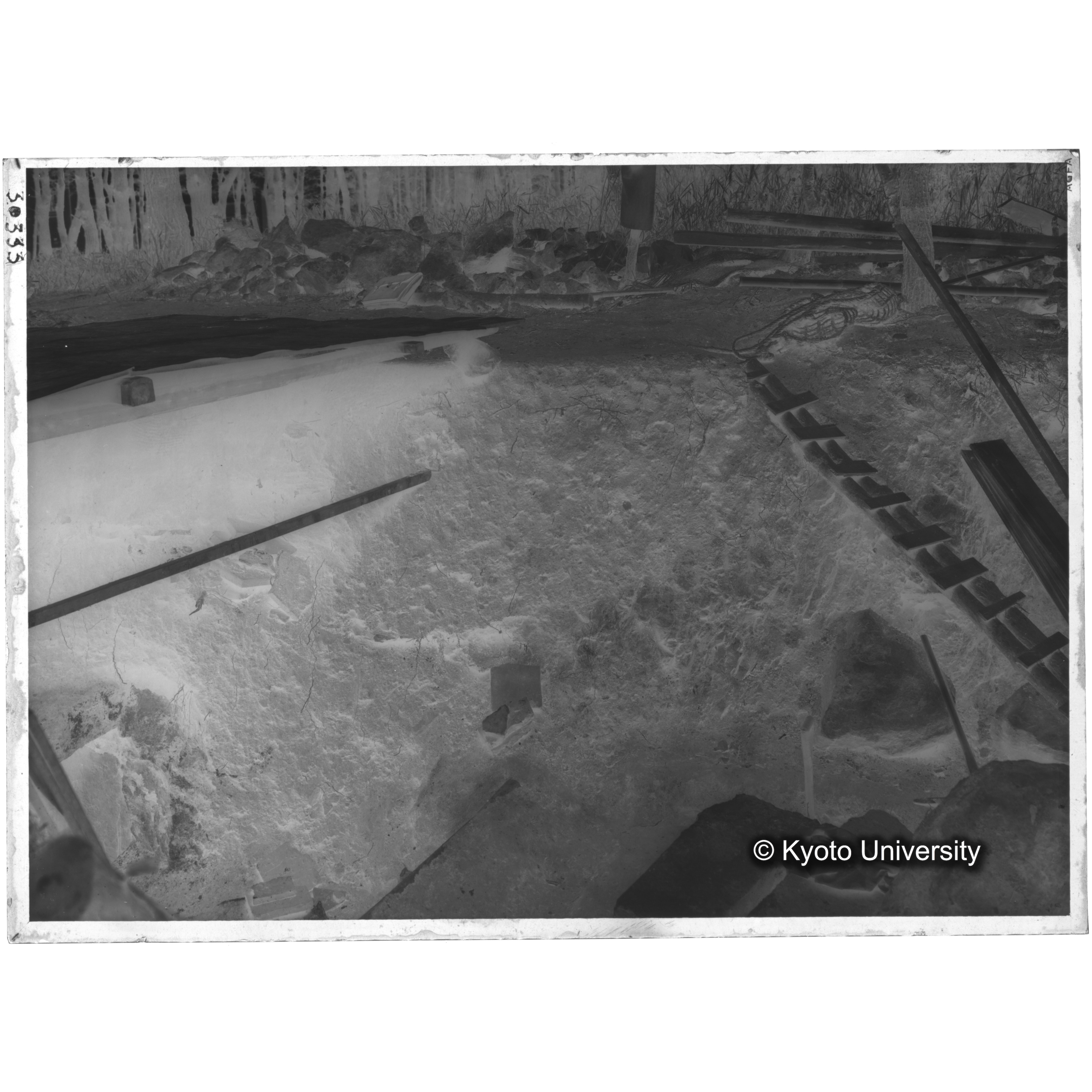 [写真内容] 石室北辺地盤掘鑿状態 (2)