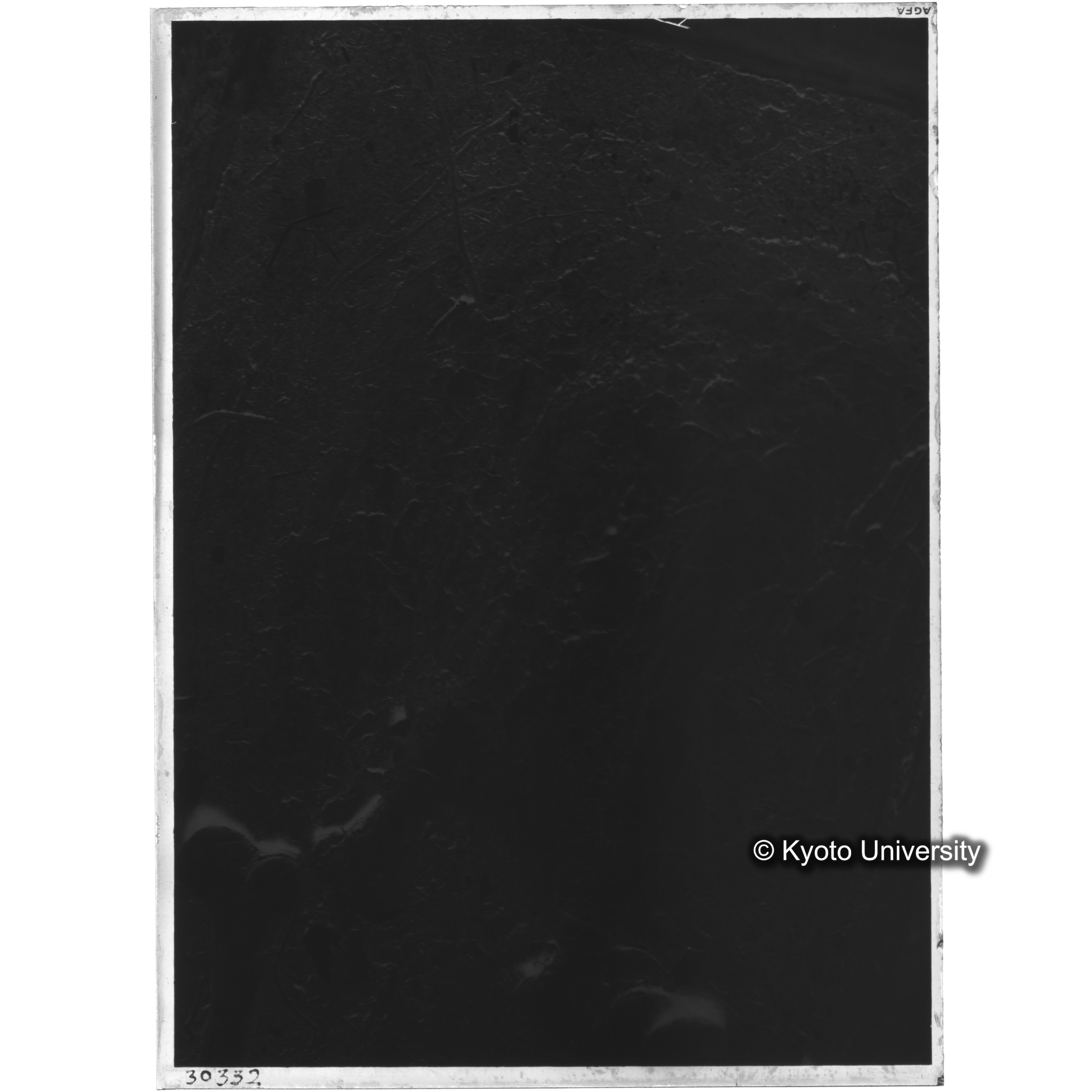 [写真内容] 棺内の状態　脚部とそれを覆える布 (2)