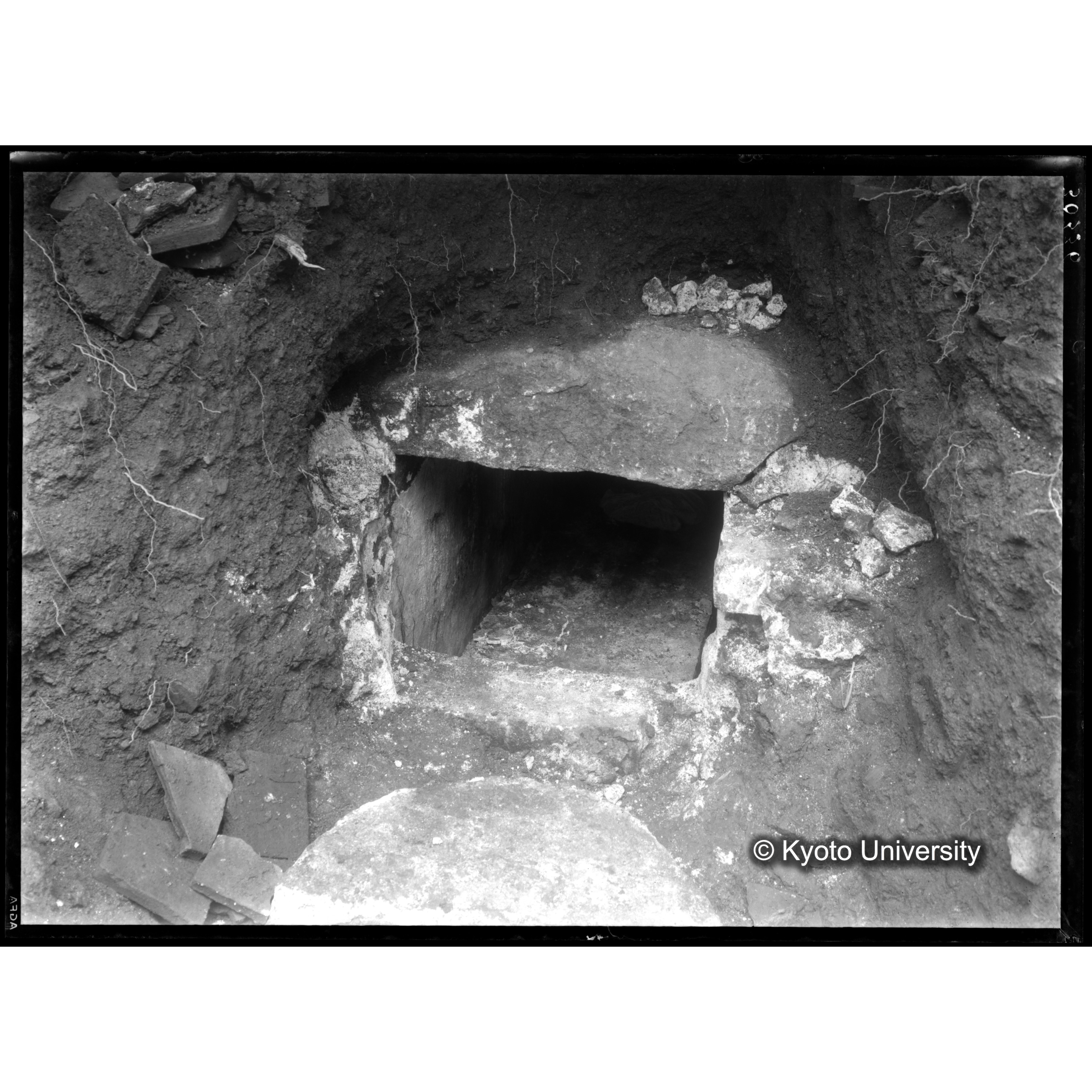 [写真内容] 石室北側状景 (1)