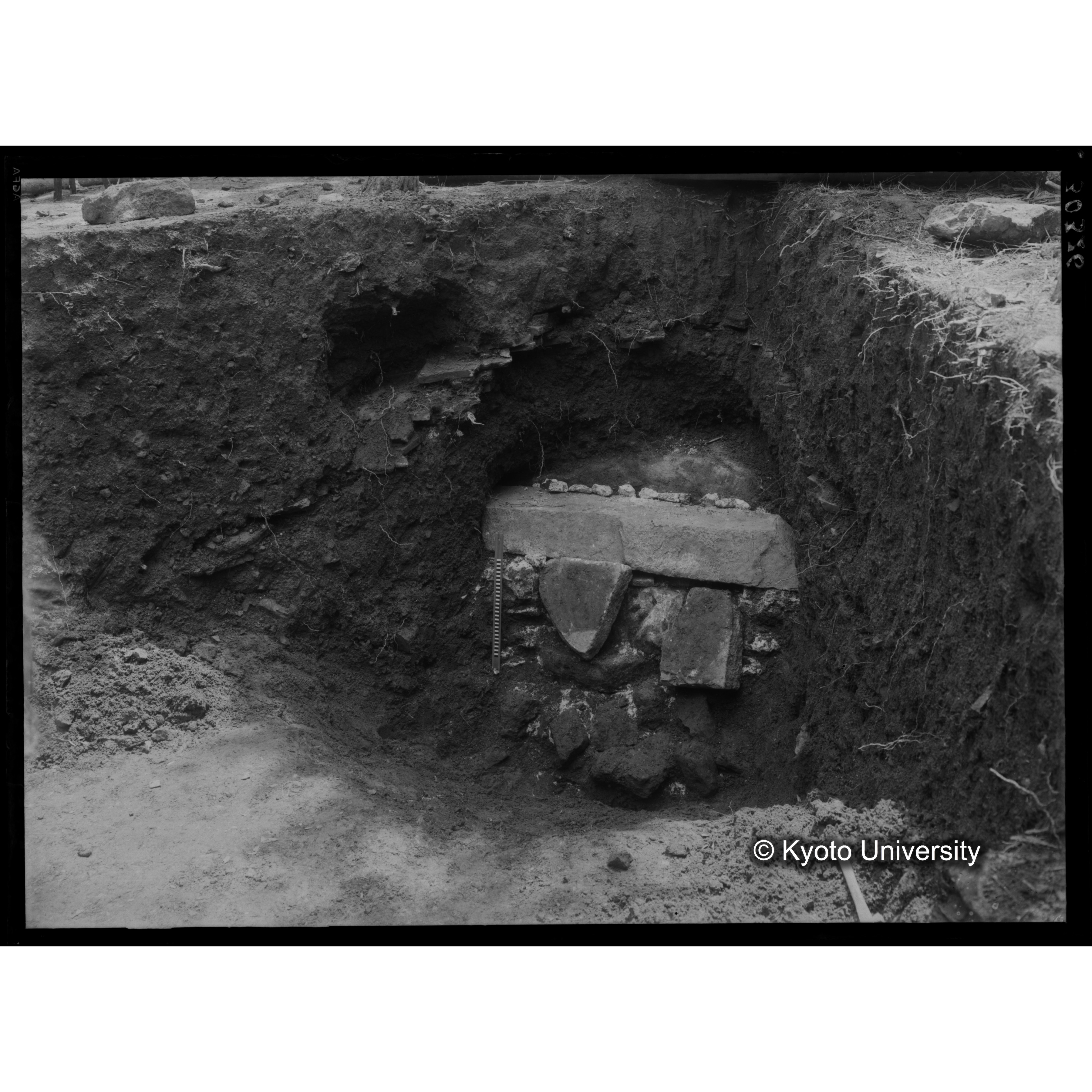 [写真内容] 発見当初の石室北側外部状態 (1)