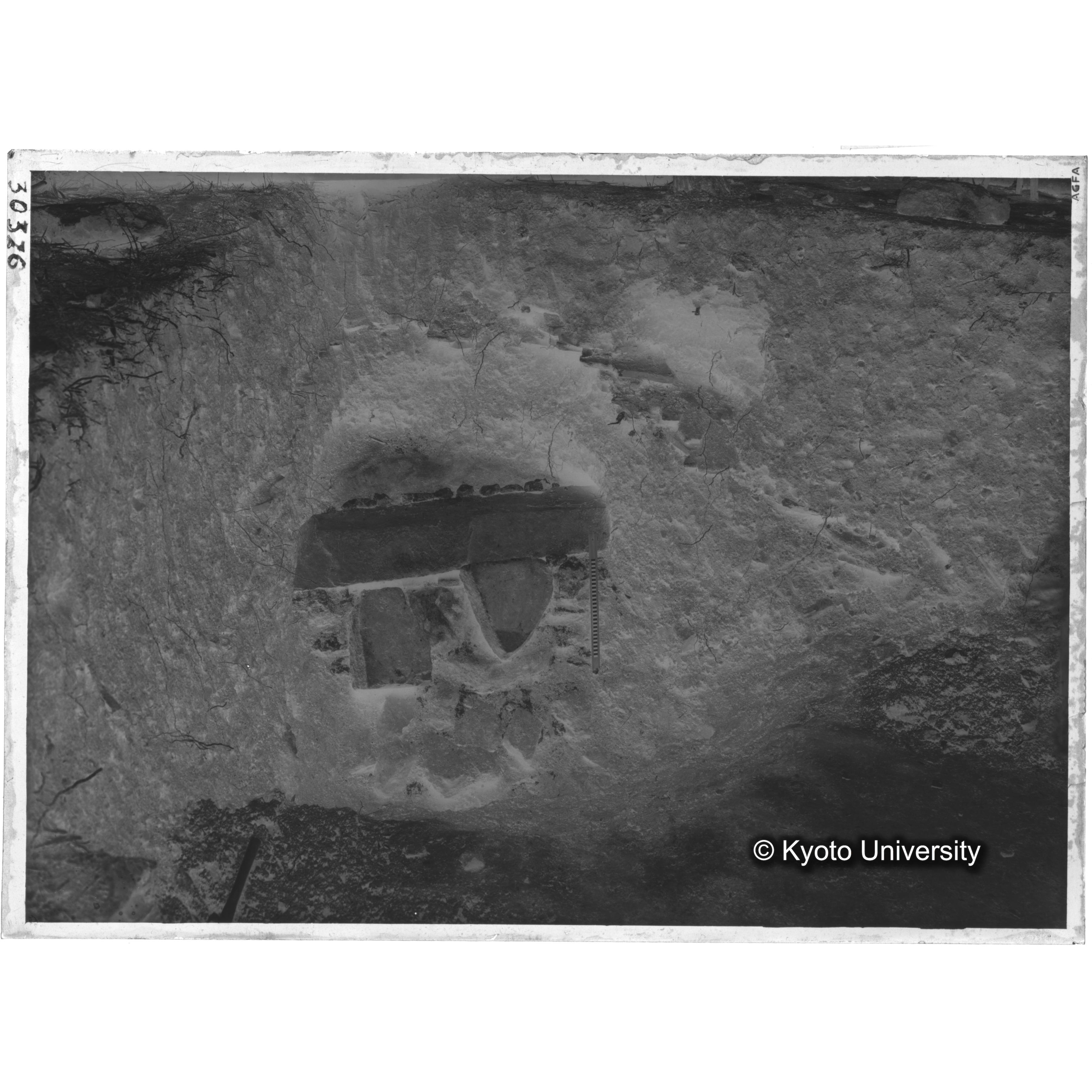 [写真内容] 発見当初の石室北側外部状態 (2)