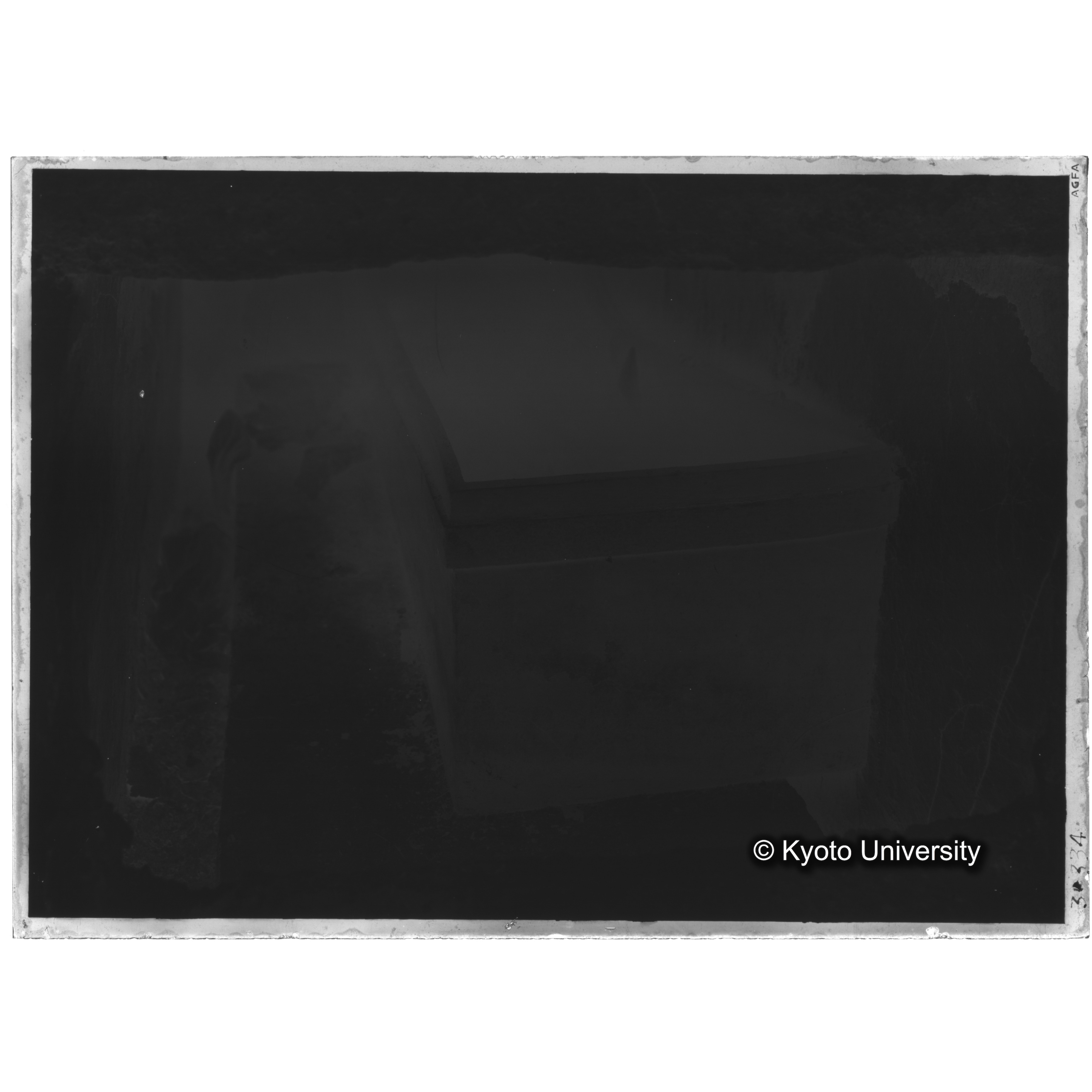 [写真内容] 石室に於ける夾紵棺 (2)