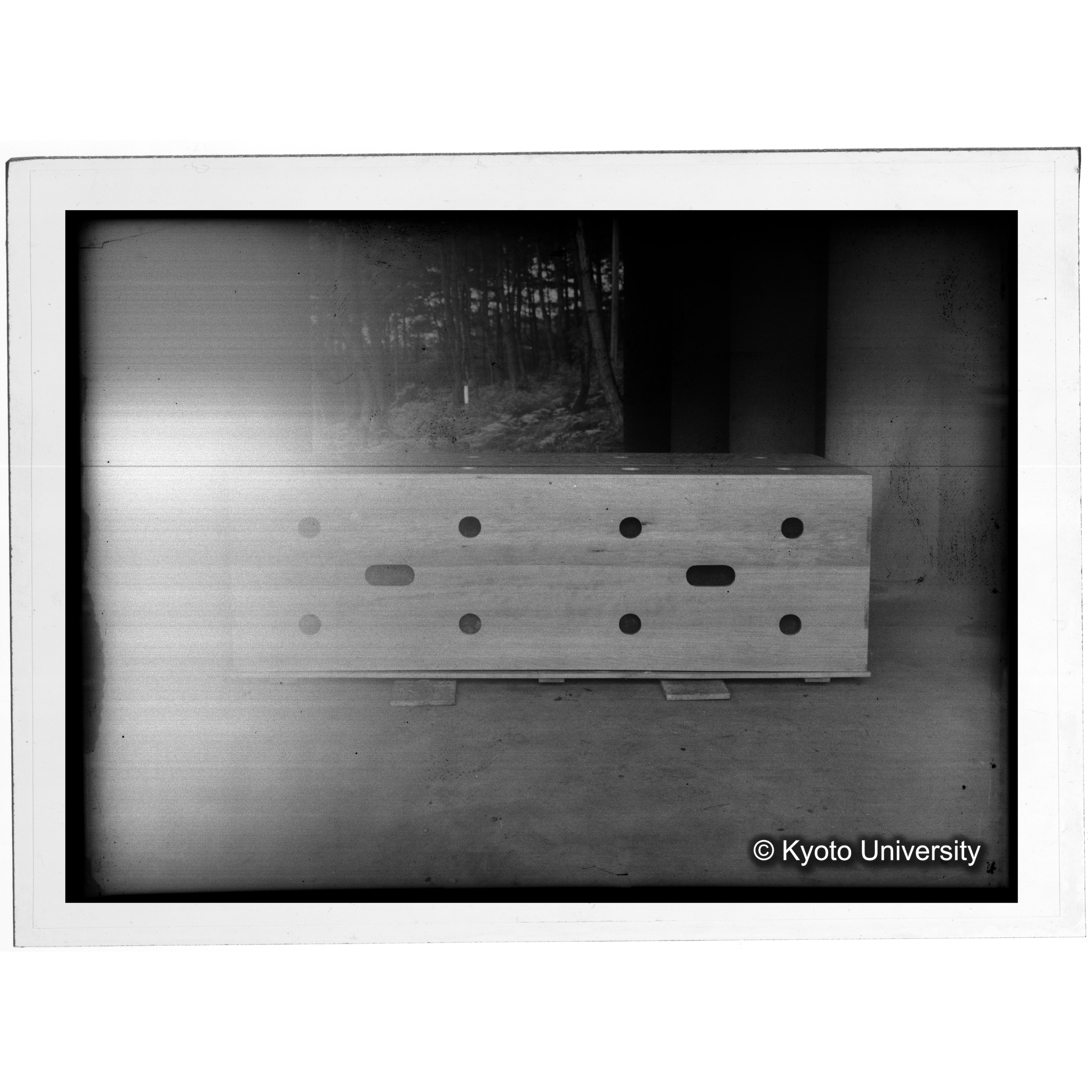 [写真内容] 再埋葬用木箱 (1)