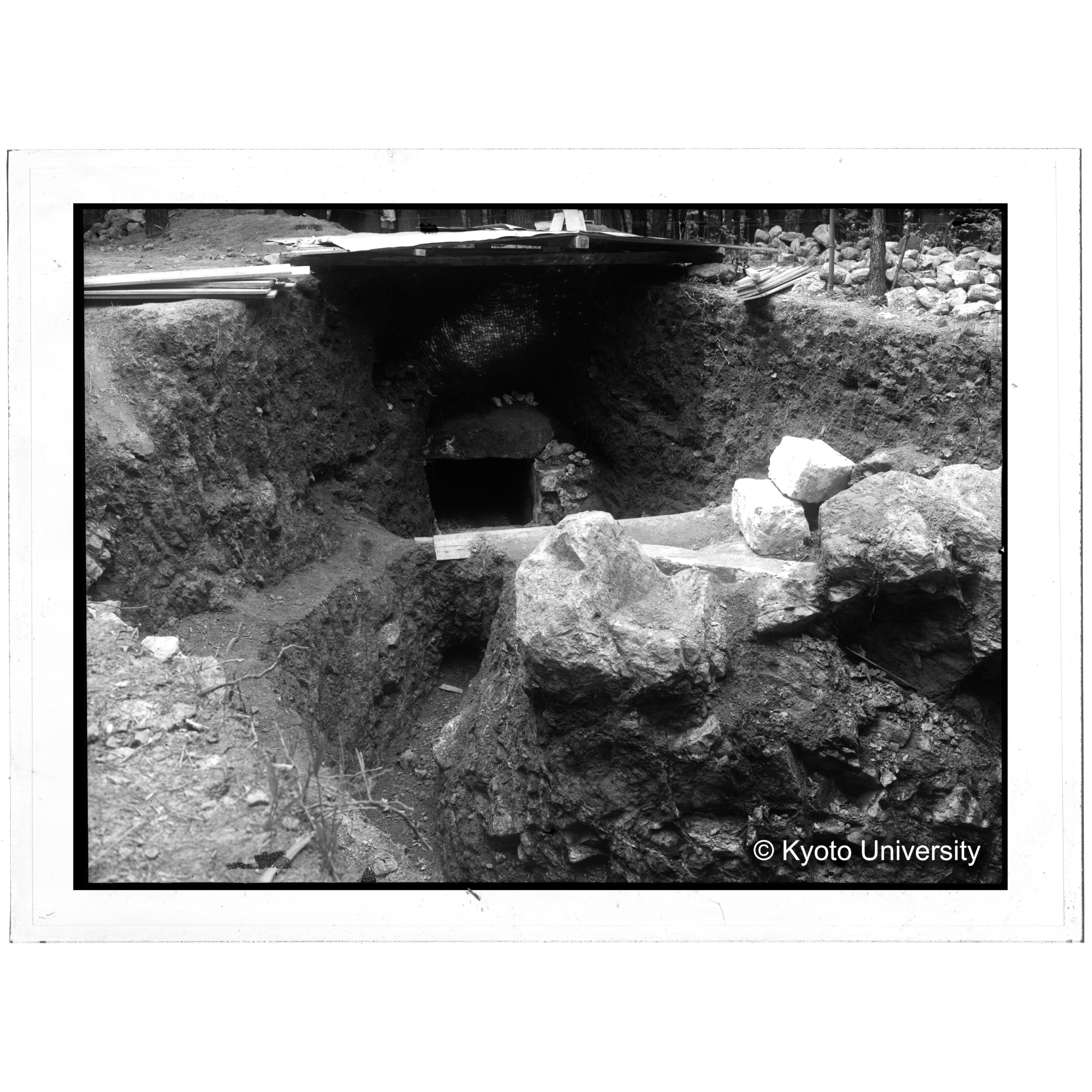 [写真内容] 石室入口 (1)