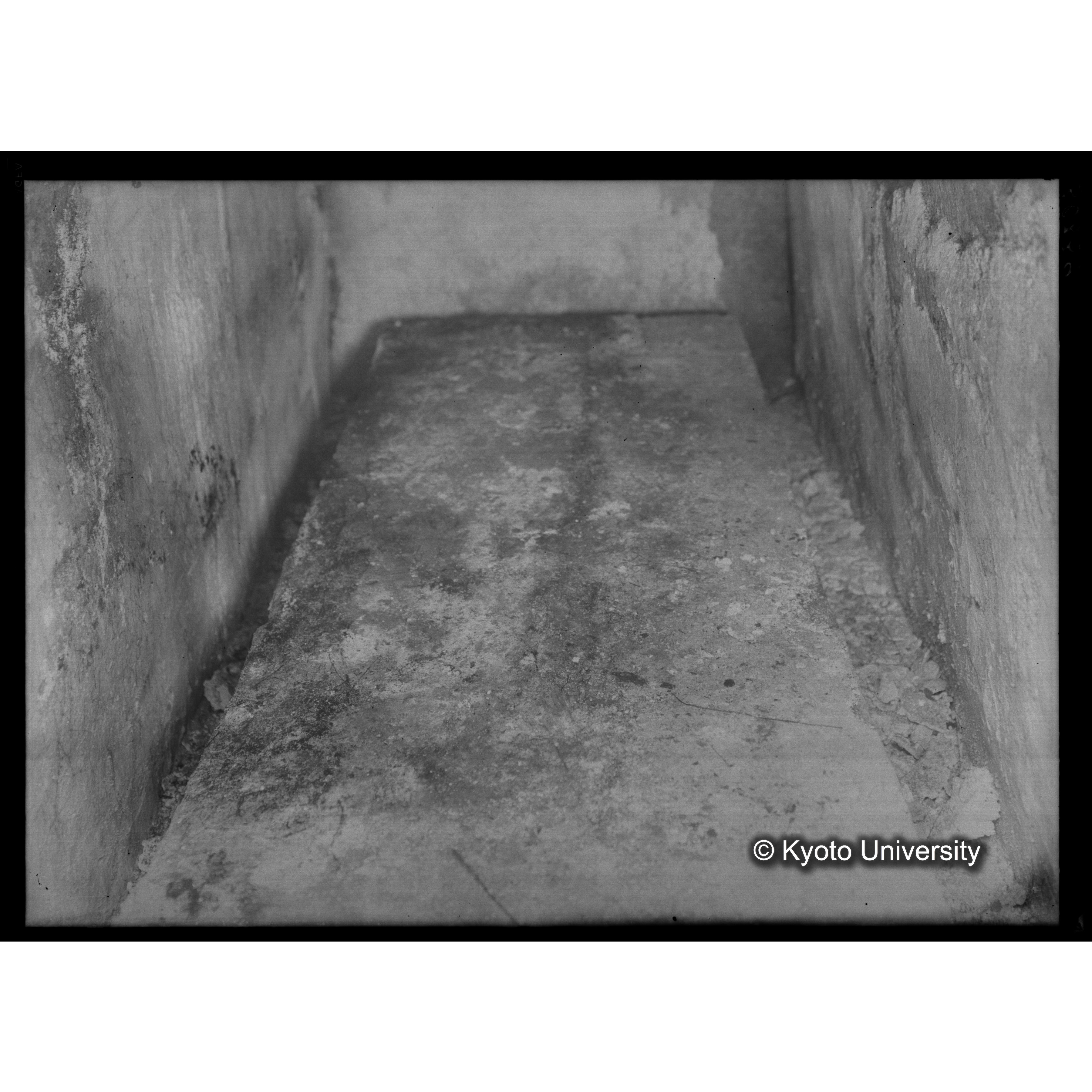 [写真内容] 石室内面観　棺台 (1)