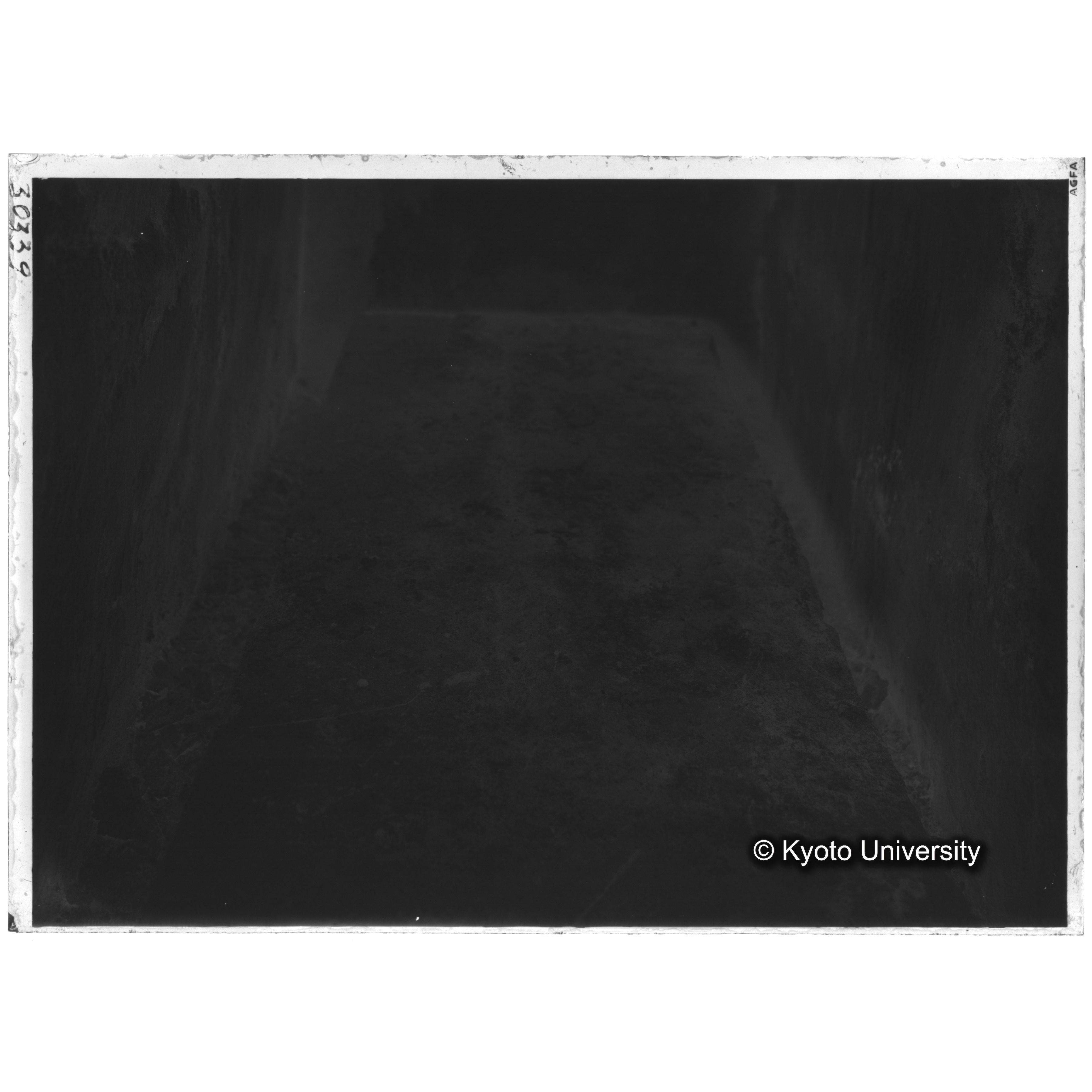 [写真内容] 石室内面観　棺台 (2)