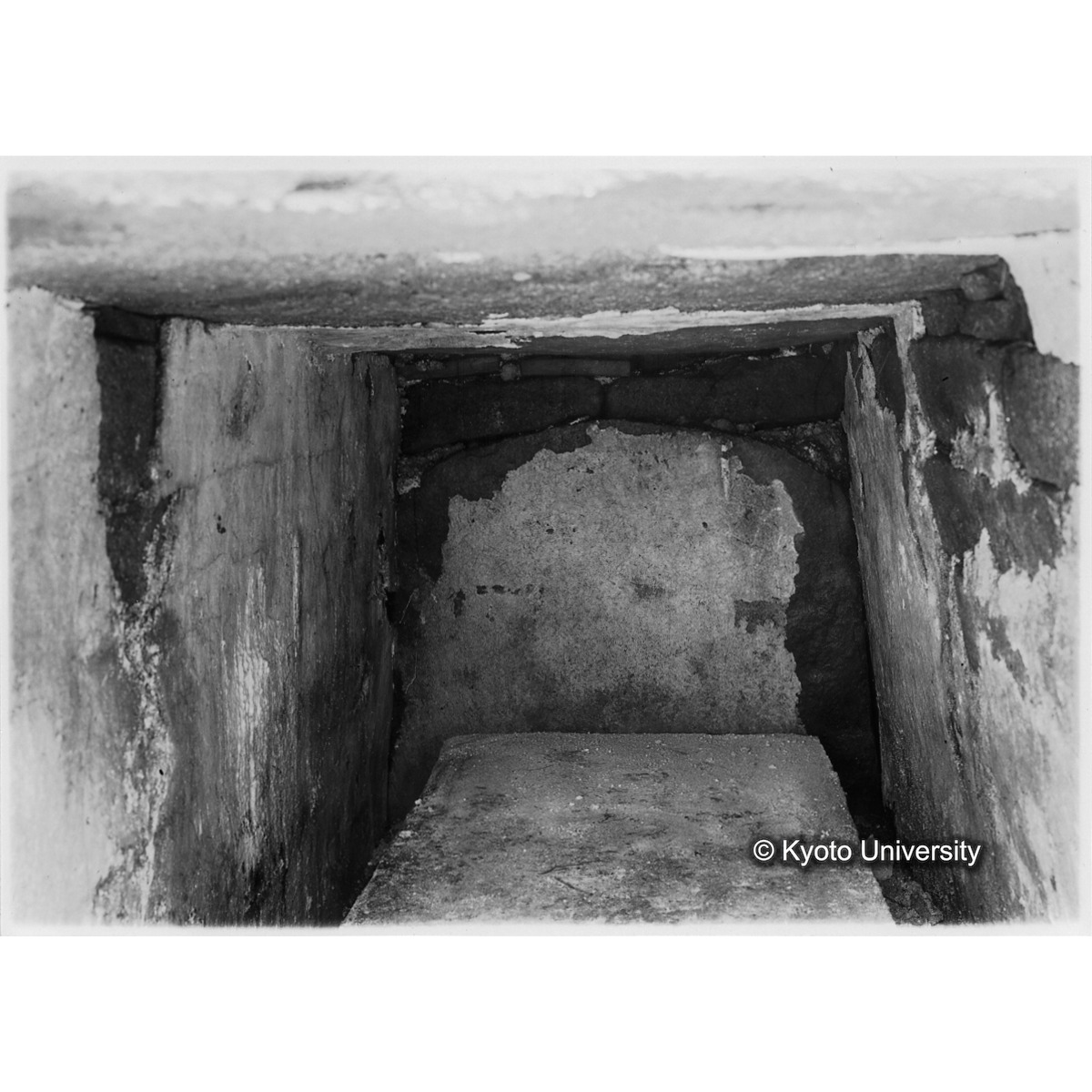 [紙焼き写真]石室内面観（北方より撮影） (1)