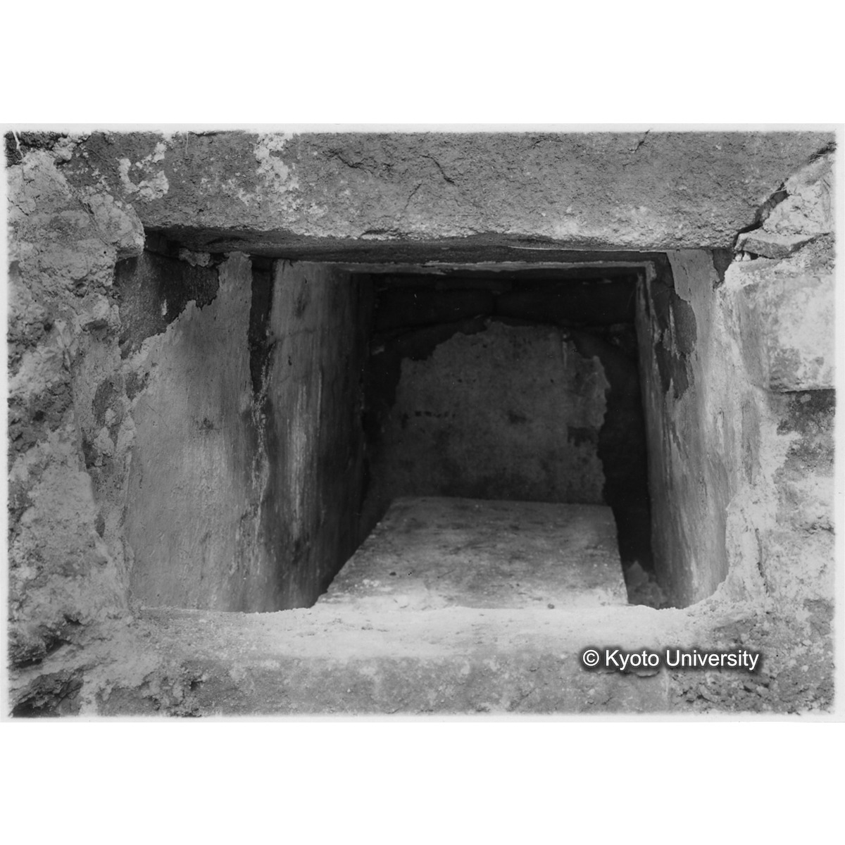 [紙焼き写真]石室全景（北方より撮影） (1)