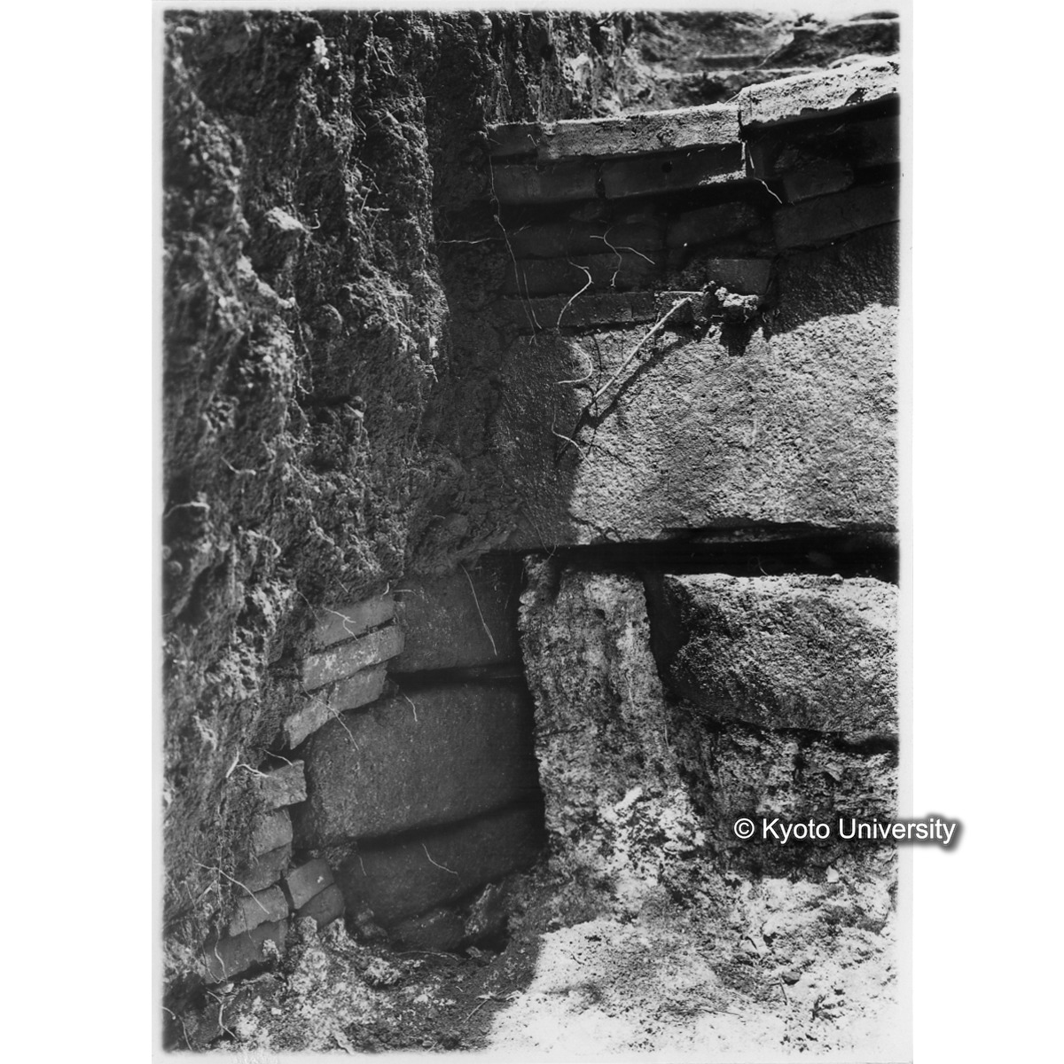 [紙焼き写真]石室南側戸口西壁（細部） (1)