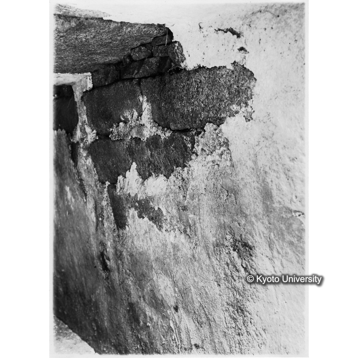 [紙焼き写真]石室西壁の一部（壁面の築成と漆喰の状態を示す） (1)