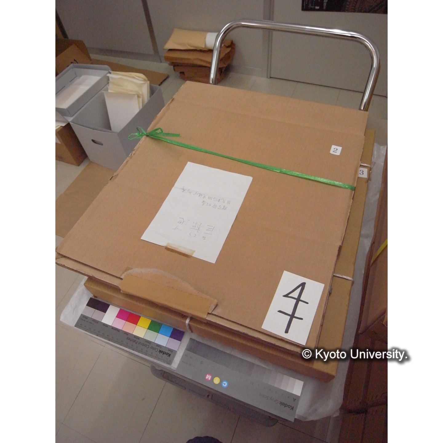 [ダンボール梱包] (貼紙にペンで「川村多實二先生の/色紙額/油絵/在中」,ほか) (2)