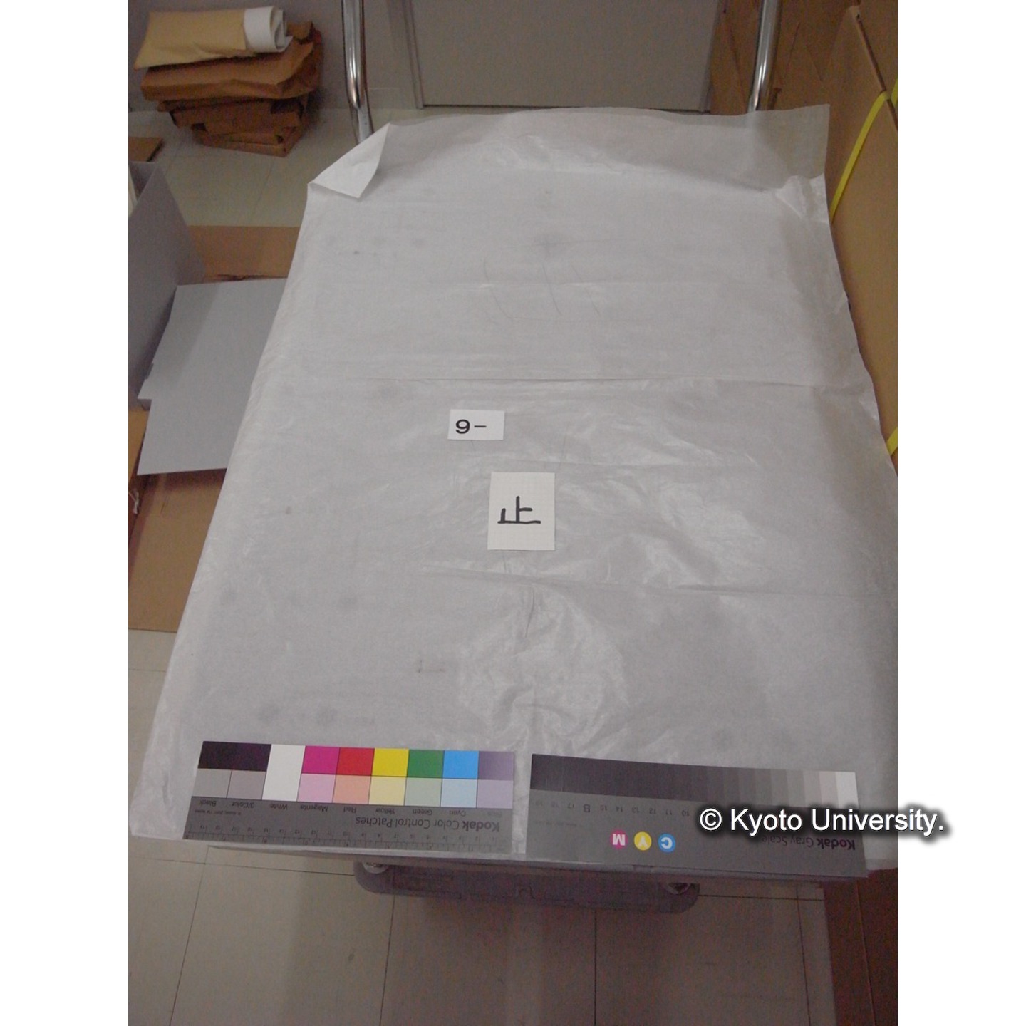 [ダンボール梱包] (貼紙にペンで「川村多實二先生の/色紙額/油絵/在中」,ほか) (3)