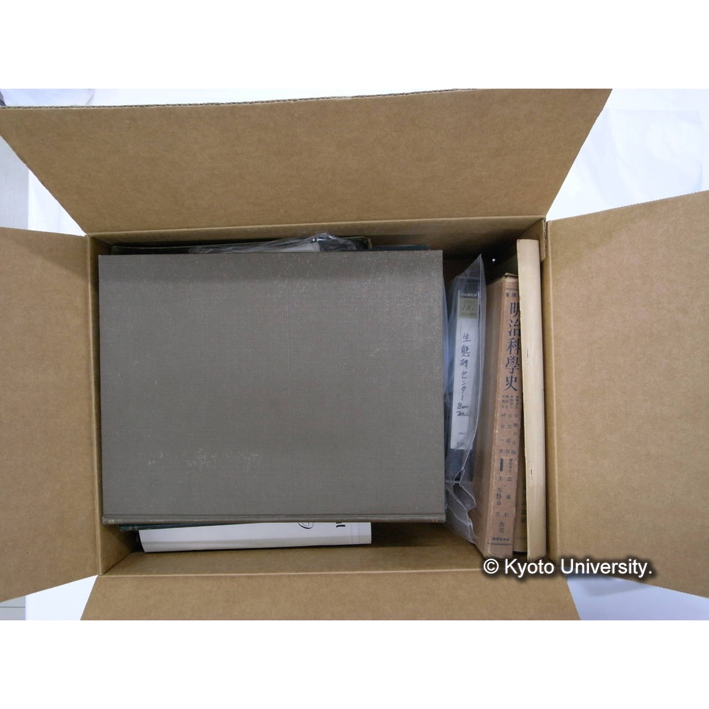 [ダンボール箱](括り紐挟み込み紙片「川村多実二先生 遺品 2003.3」) (7)