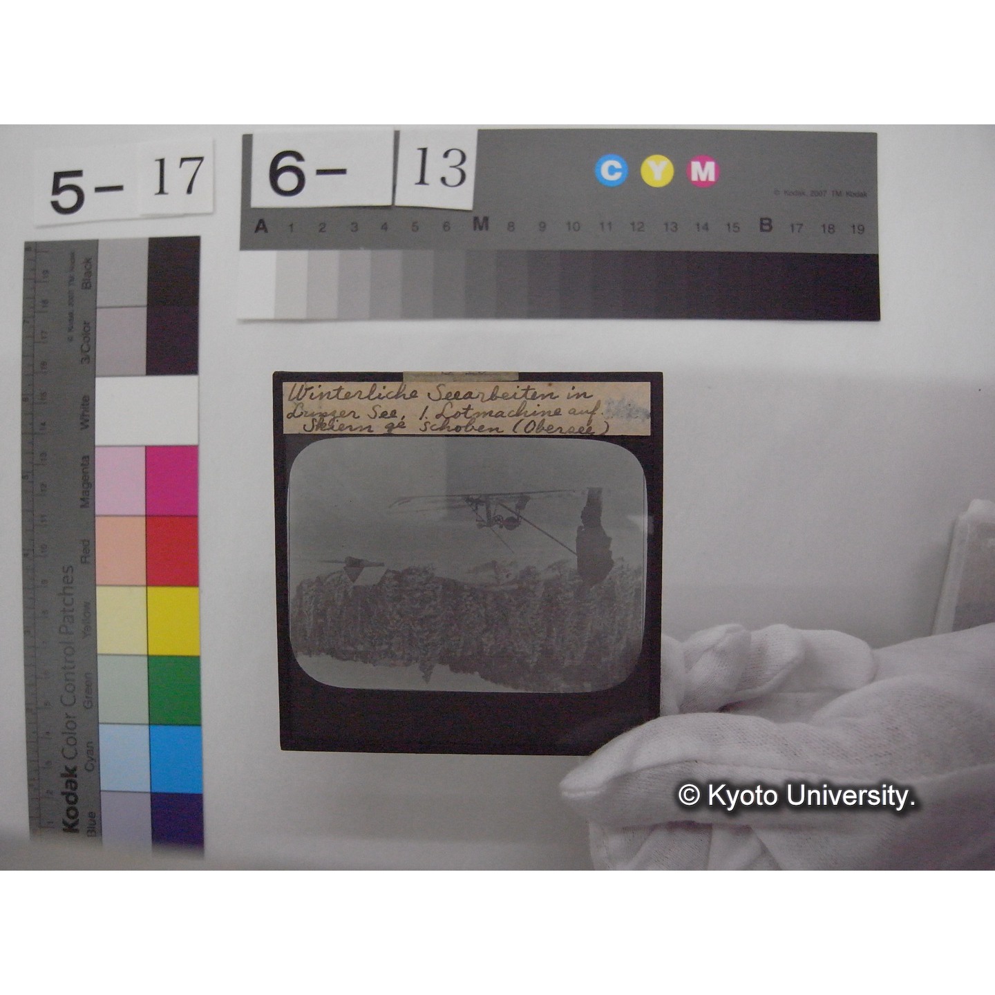 スライド(ガラス種板): S19 Winterliche Seearbeiten in Lunzer see, 1. Lotmachine and Skiern ge schoben (Obersee). (1)